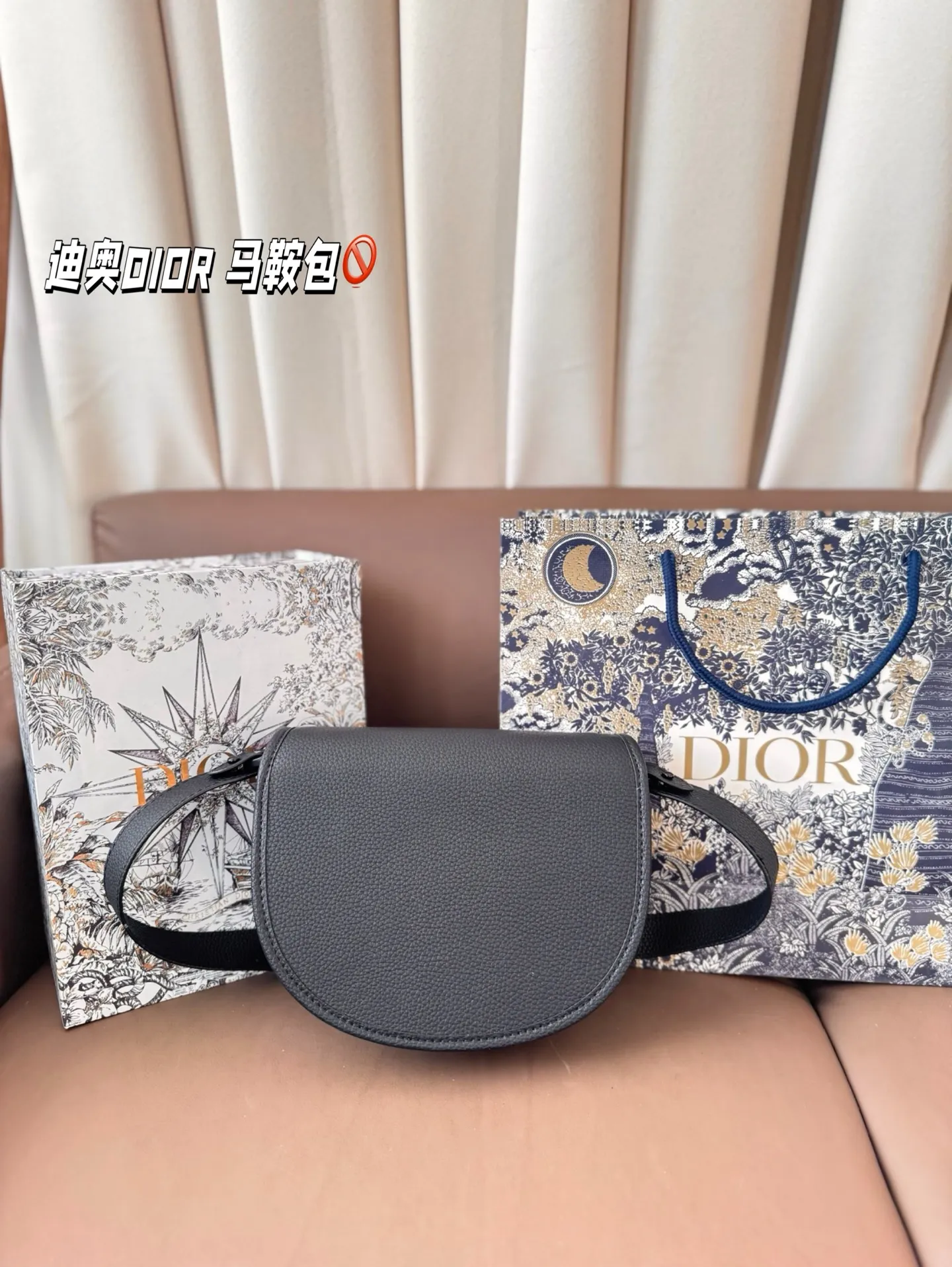 P150 配礼盒🎁. 迪奥DIOR 马鞍包 日常休闲又不失精致 半圆形可可爱爱 肩带也超好调整 可以背成hobo 包袋自重很轻 设计简洁低调 被迪丽热巴种草 越看越喜欢 尺寸:21*17