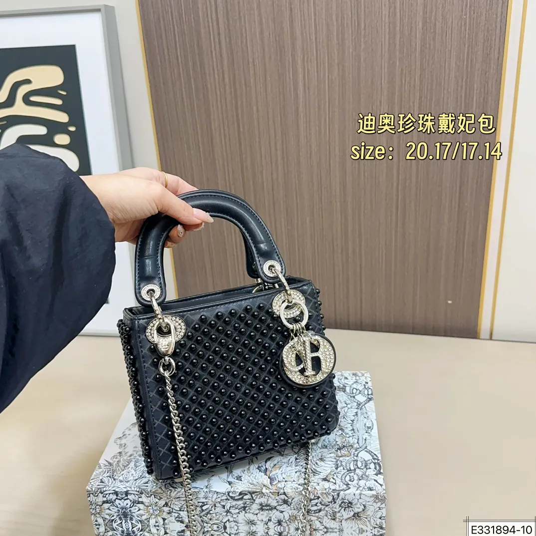 大号💰210 配折叠盒⚠️尺寸20.17 小号💰200 配折叠盒⚠️尺寸17.14 迪奥 珍珠戴妃包 DIOR 这款包不仅优雅,还加入了铆钉设计,瞬间变得个性十足,真是不得了! 艺术感满满!打破娇贵形象的设计,甜美又酷炫,简直绝了!