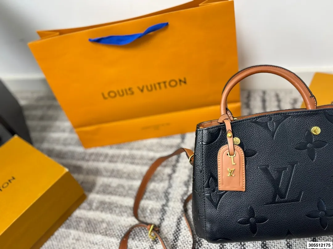 p135 LV压花蒙田包 经典版型 不过时 超大容量收纳 另配送长肩带 尺寸：30*20cm