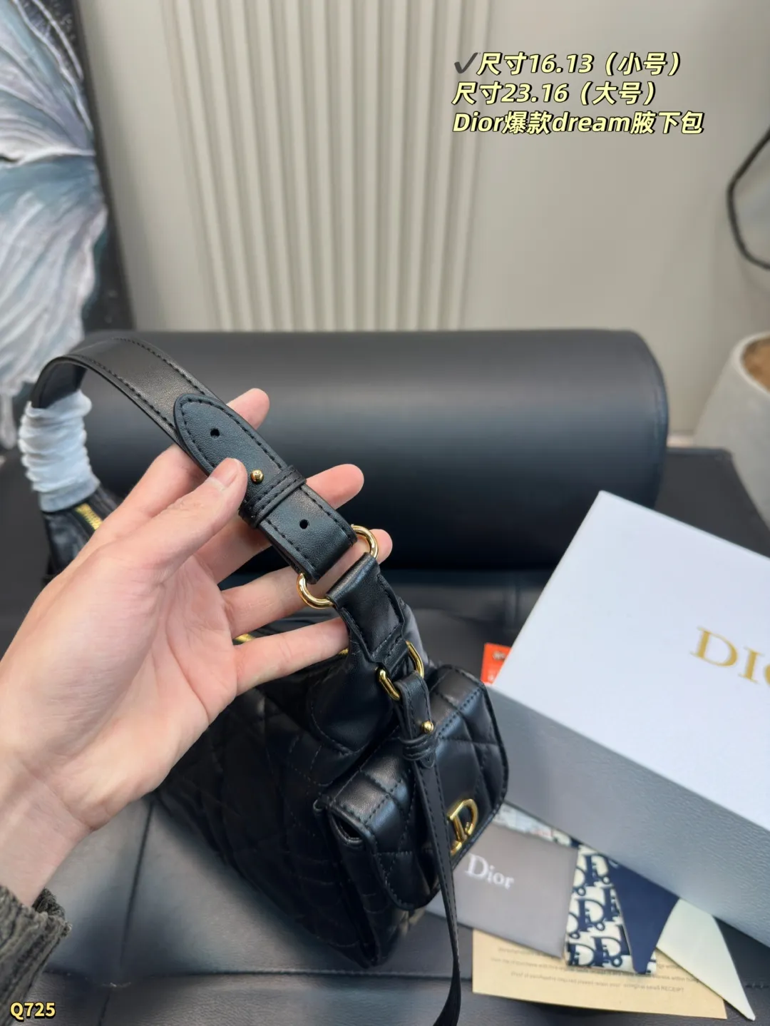 💰145小号尺寸16.13 💰150大号尺寸23.16 迪奥Dior D&minus;Dream秋冬系列腋下包 D-Dream 秋冬系列，一上线就被美到啦～ 简洁的包形，复古又高级，侧面两个口袋的设计，休闲现代之余又增加了更多实用性，标志性的大菱格，时尚感十足，手提斜挎都可以，自用轻便又方便携带