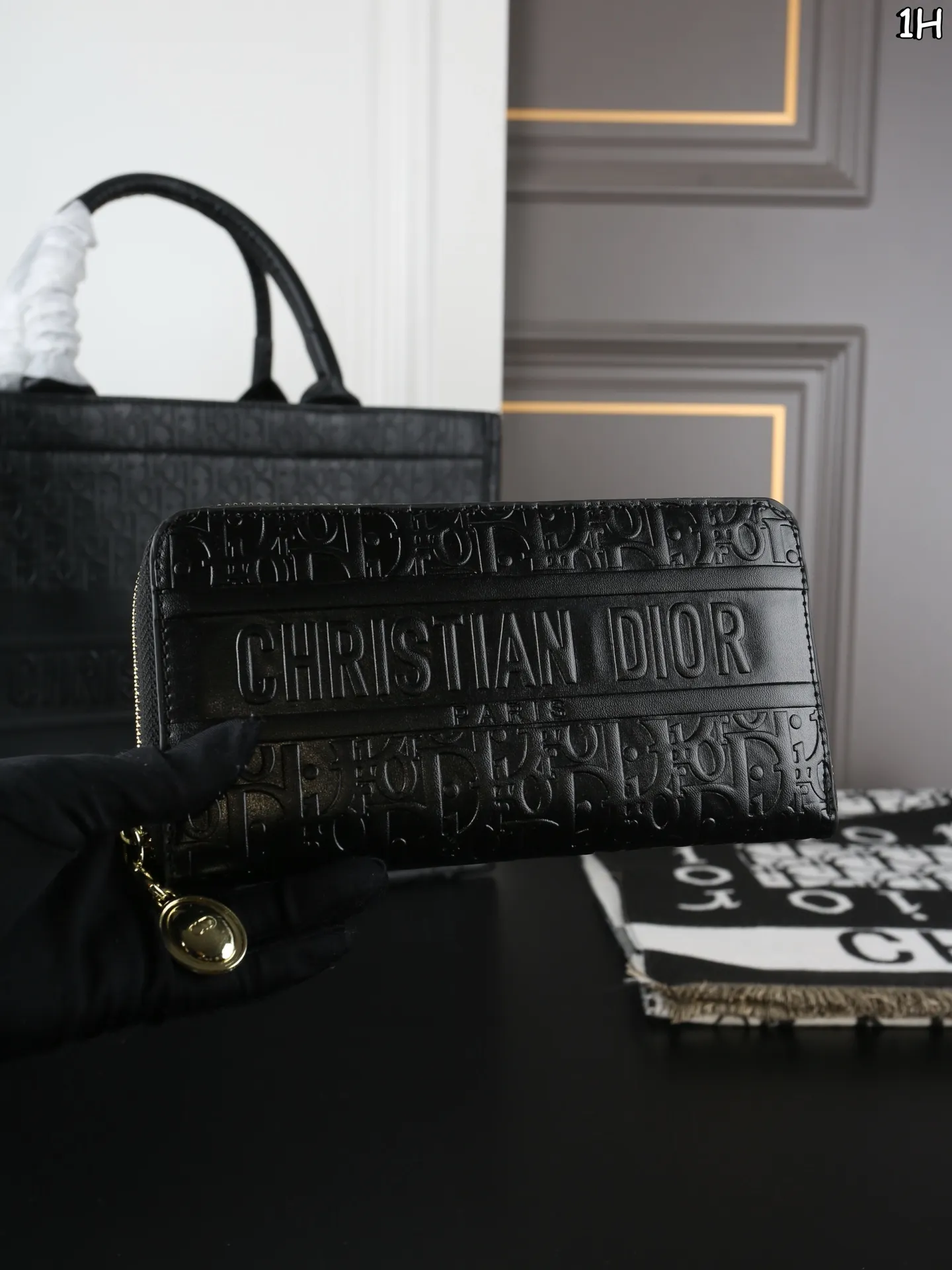 P150 DIOR迪奥 托特包➕围巾➕钱包 装书本装笔记本苹果电脑没压力 日常背也特别百搭 容量就更加无敌大 比经典款布织的面料还要特别，不易撞款 尺寸：41&times;31/20&times;11