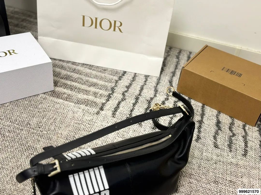 p270 配盒 迪奥Dior D-journey腋下饭盒包 包包百搭不挑人,上身是很清冷的感觉,妥妥气质美人,内衬干净,五金刻字清晰颜色好看又百搭 尺寸:26.12