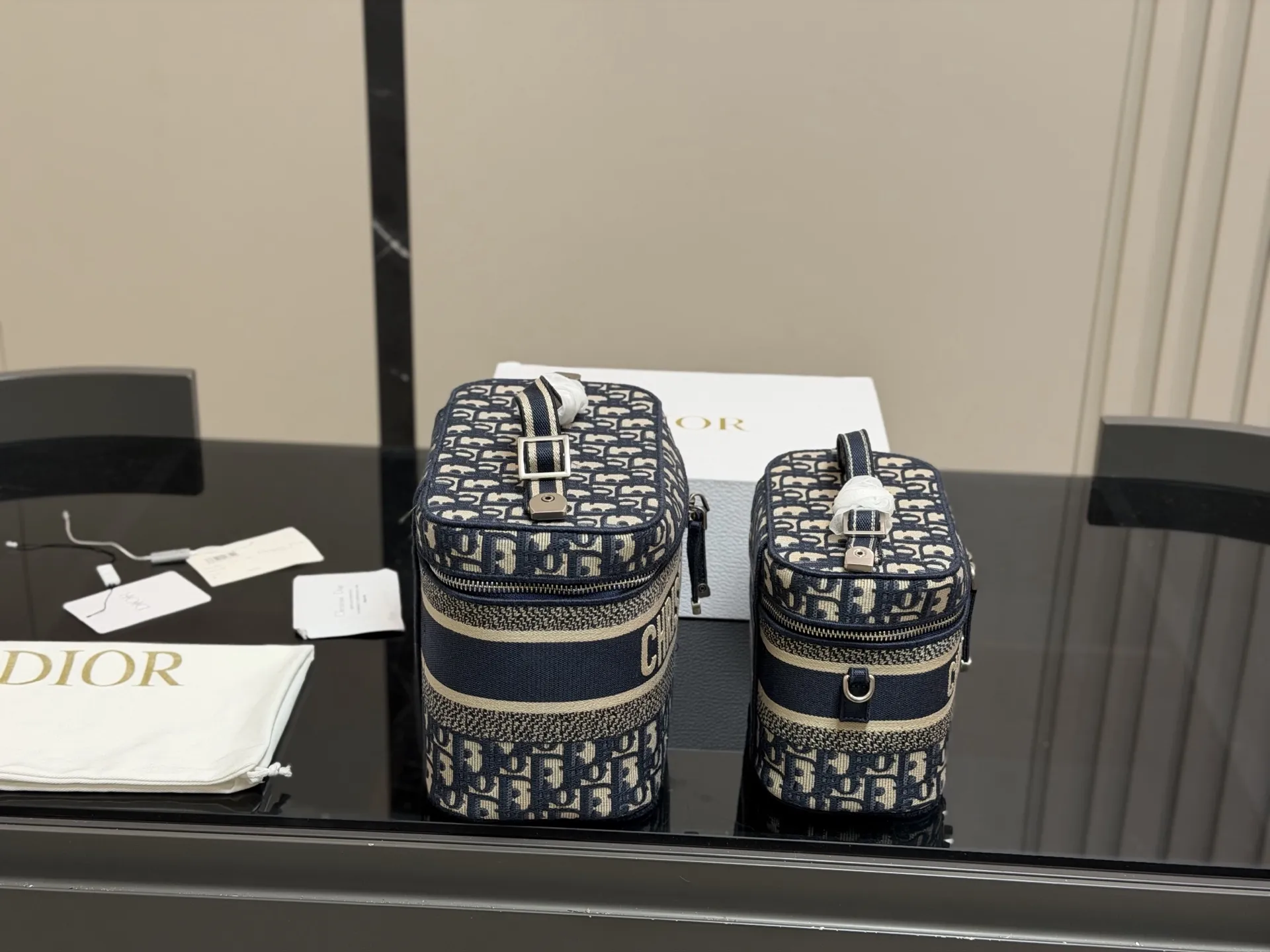 大号&yen;220 小号&yen;230 配折叠盒 size：24*18cm 19*15cm 迪奥 刺绣化妆包 原单 第一眼就沦陷，小号配长肩带 圆圆的包身太讨喜