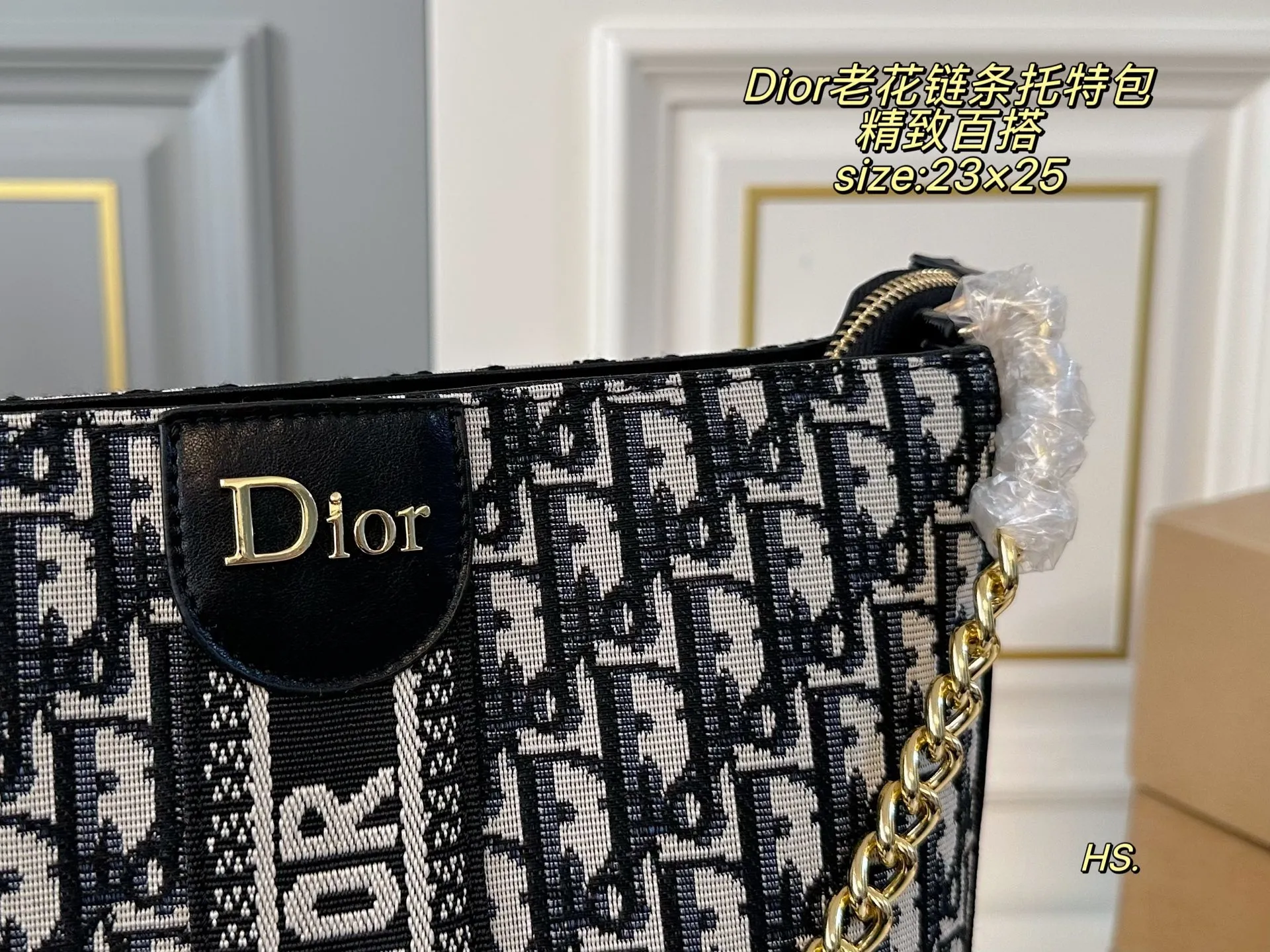 P115（无盒） size：23&times;25 DIOR迪奥新款老花链条托特包❤️ 全面包身布满精致刺绣～ 立体的全刺绣具有纹理感～ 配织物宽肩带，可斜挎可手提 空间超可，满足日常出行‼️