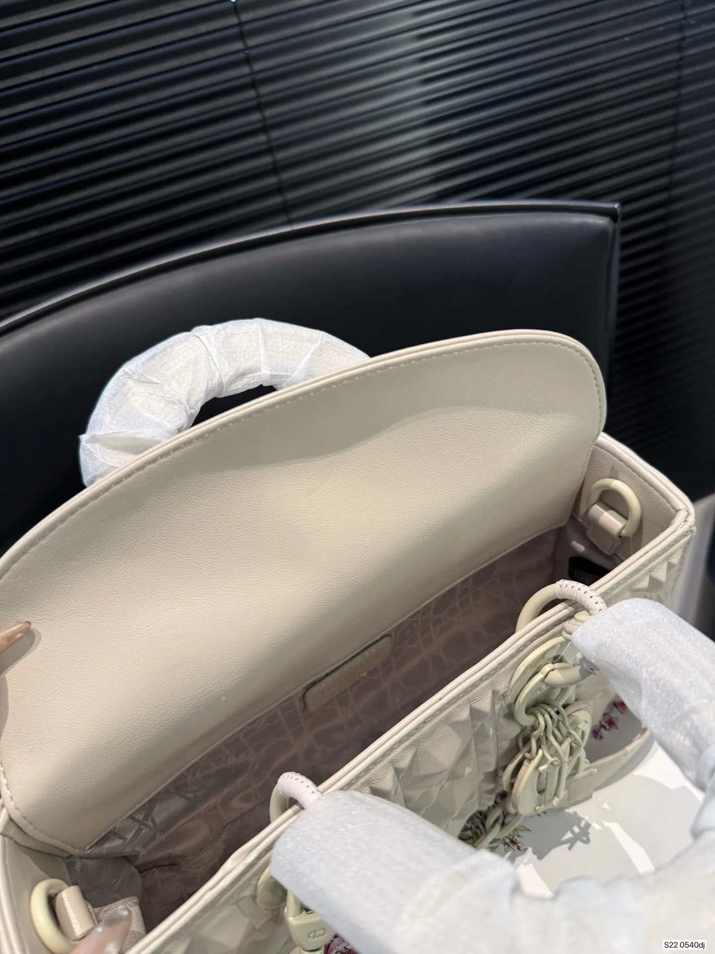 P160 配折叠盒子 迪奥横版戴妃包 sDior戴妃包太好看了吧！ 优雅指数拉满 搭配简洁风格的衣服整个人气质就上来了 而且容量完全可以满足日常要求 日常聚会逛街都很方便~ 尺寸：26 14 货号 0540