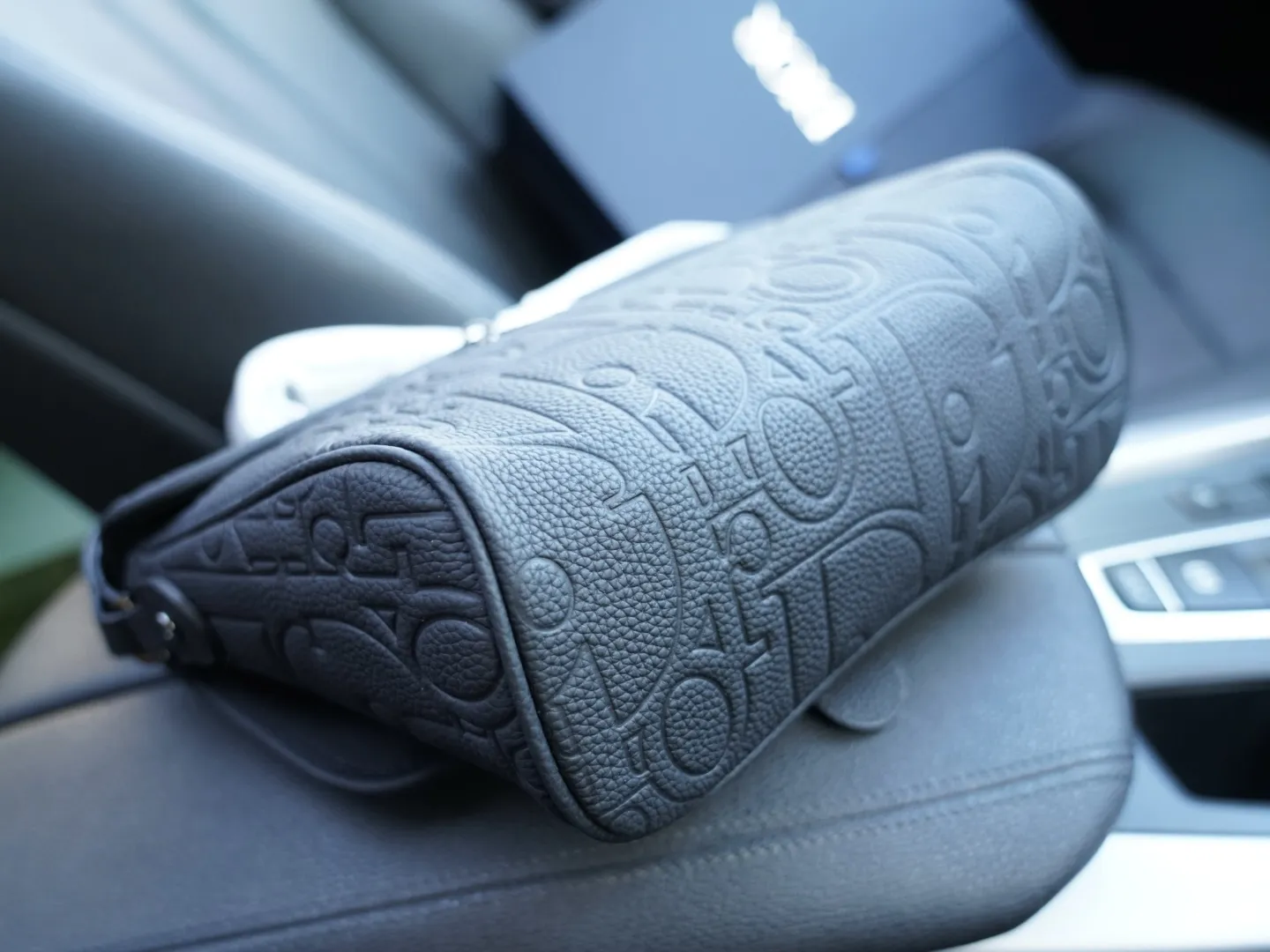 P230🇫🇷 Dior 迪奥 官网同步 高版本 斜挎单肩背包 永恒不过时的标志性产品 纯原单牛皮 顶级五金制作 非市面普通版本 今年最爱的款式 全部实拍 实用性非常高 完全不用担心穿搭 配全套包装折叠盒 【规格:25x20x8】