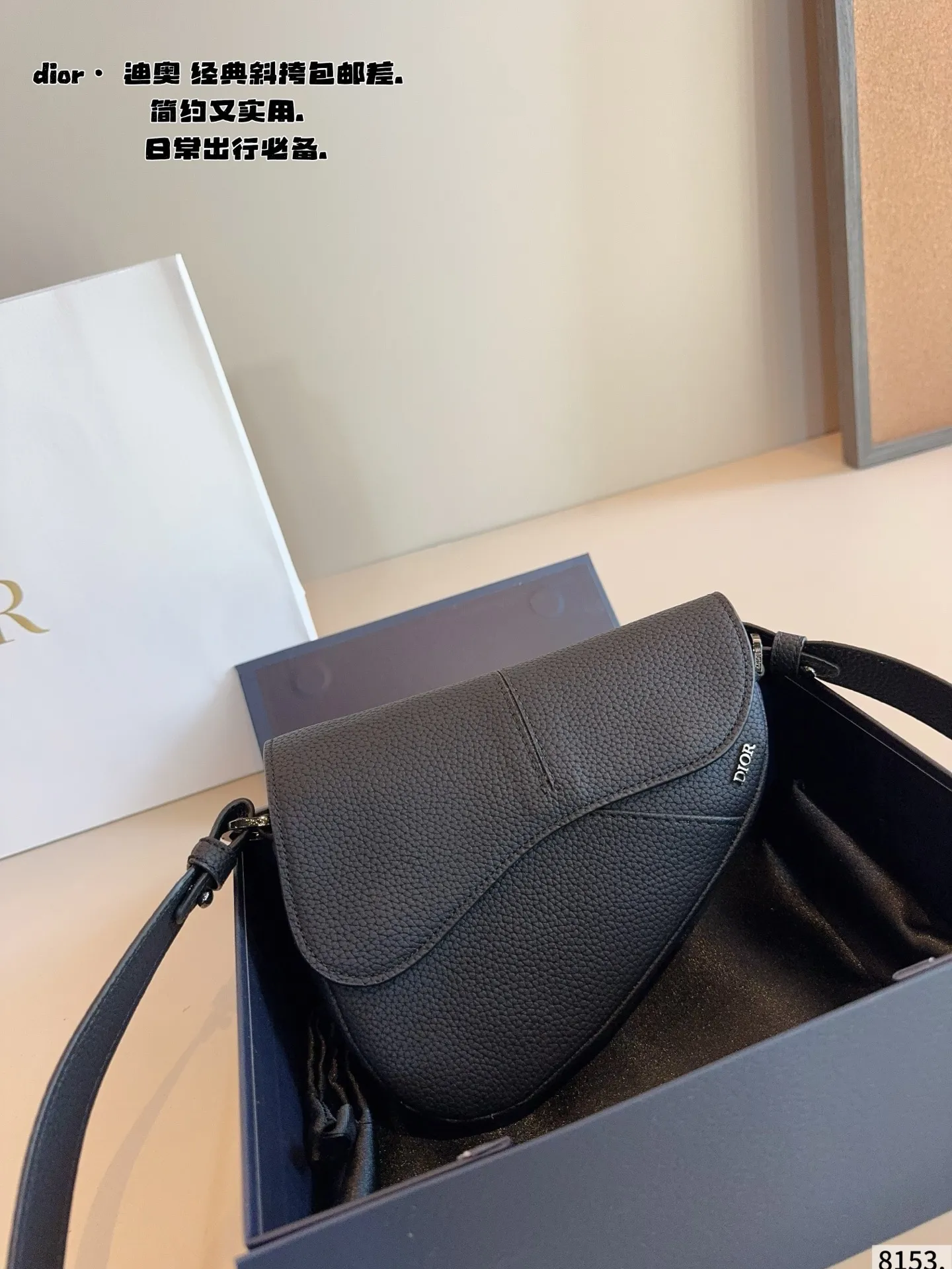 p180配礼盒🎁 Dior/迪奥 新款 男包系列的相机包实在帅la~ 简单有质感的设计对于日常即使不爱穿搭的男生都很友好 基础款搭配起来也能提升整体时髦度实用又很高级 尺寸 :18*4*15cm