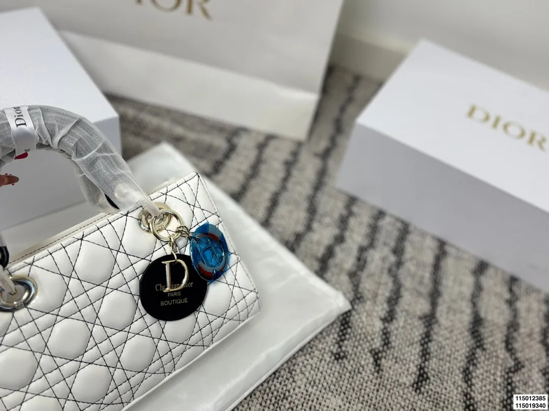 p155 p150 配折叠盒 迪奥横版戴妃包 Dior戴妃包太好看了吧! 优雅指数拉满 搭配简洁风格的衣服整个人气质就上来了 而且容量完全可以满足日常要求 日常聚会逛街都很方便~ 尺寸25.15/24.14