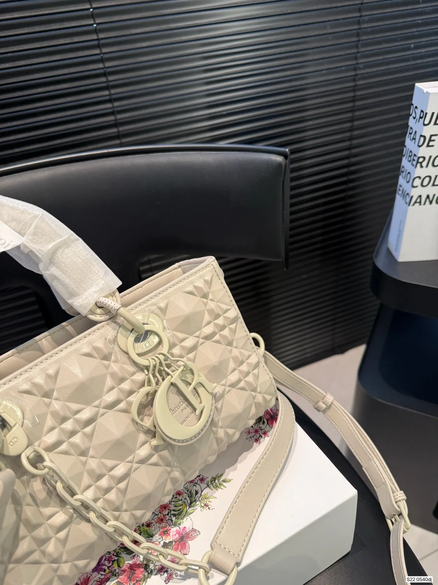 P160 配折叠盒子 迪奥横版戴妃包 sDior戴妃包太好看了吧! 优雅指数拉满 搭配简洁风格的衣服整个人气质就上来了 而且容量完全可以满足日常要求 日常聚会逛街都很方便~ 尺寸:26 14 货号 0540