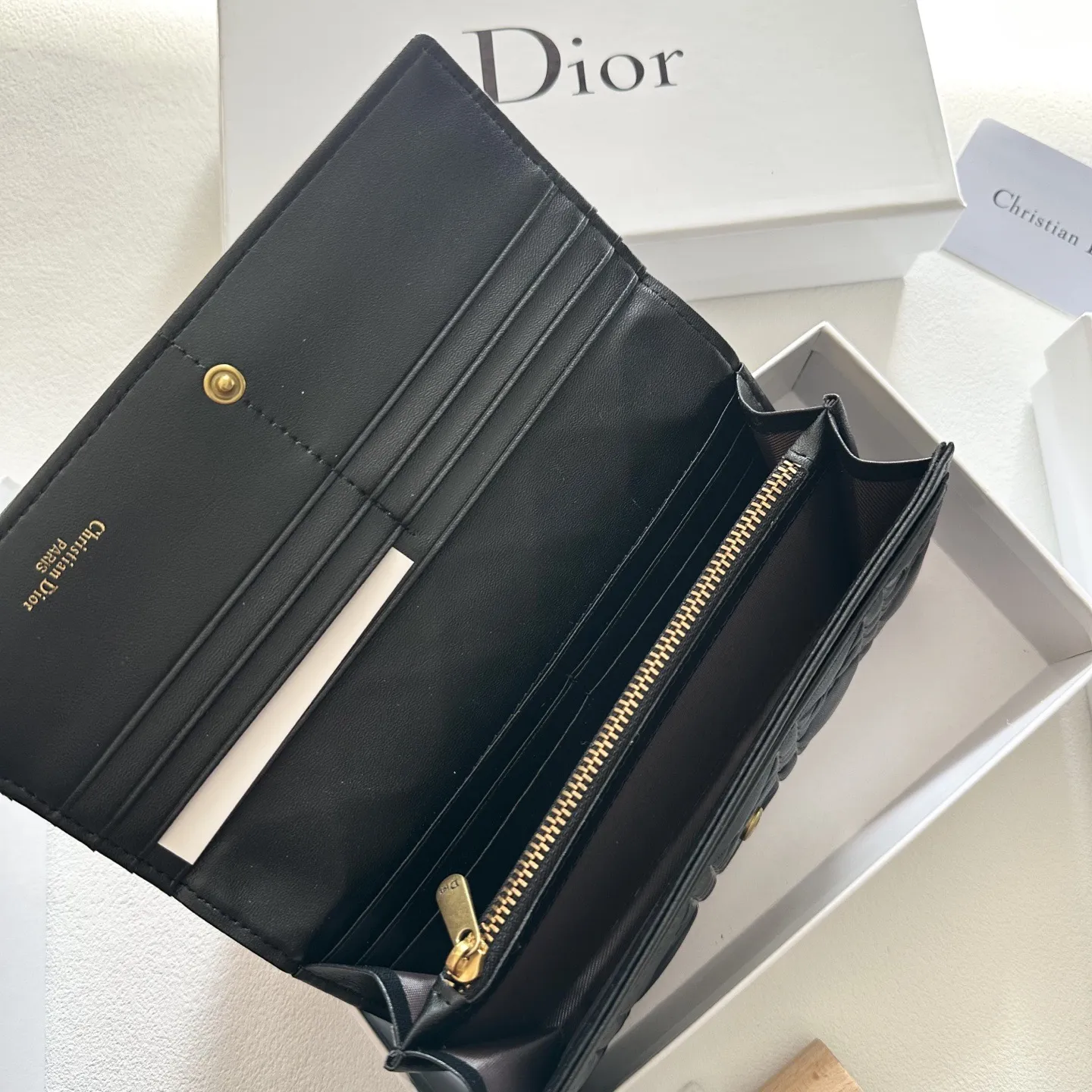 P95🎀🎀颜色 黑 粉 红 土黄🎀尺寸 19x10🎀迪奥👏时尚钱包 🎃🎃头层牛皮🐂安全锁扣 内阁超丰富👍女士专属🔥现货