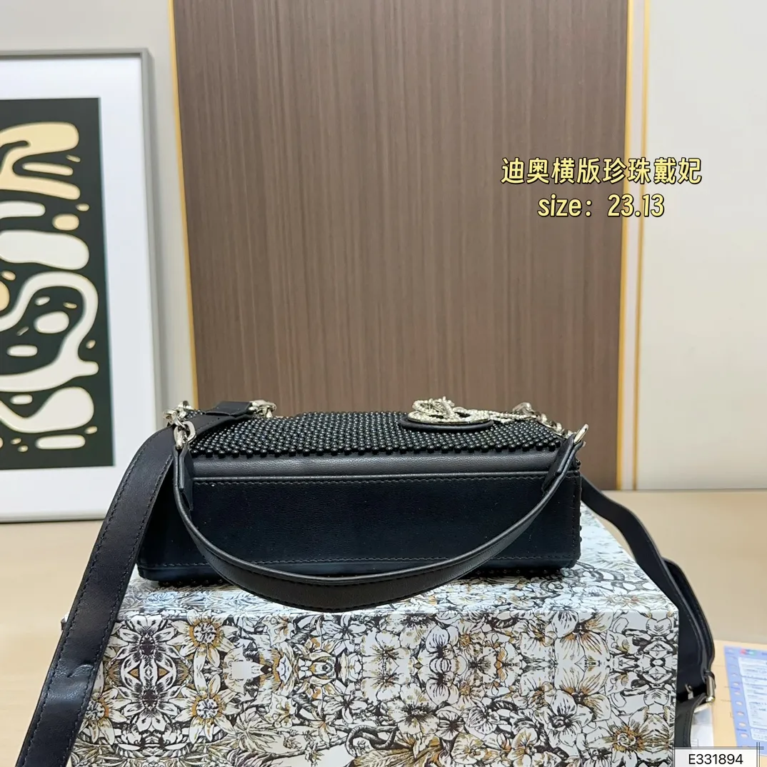 💰210 配折叠盒⚠️尺寸23.13 迪奥 珍珠横版戴妃包 DIOR 这款包不仅优雅,还加入了铆钉设计,瞬间变得个性十足,真是不得了! 艺术感满满!打破娇贵形象的设计,甜美又酷炫,简直绝了!