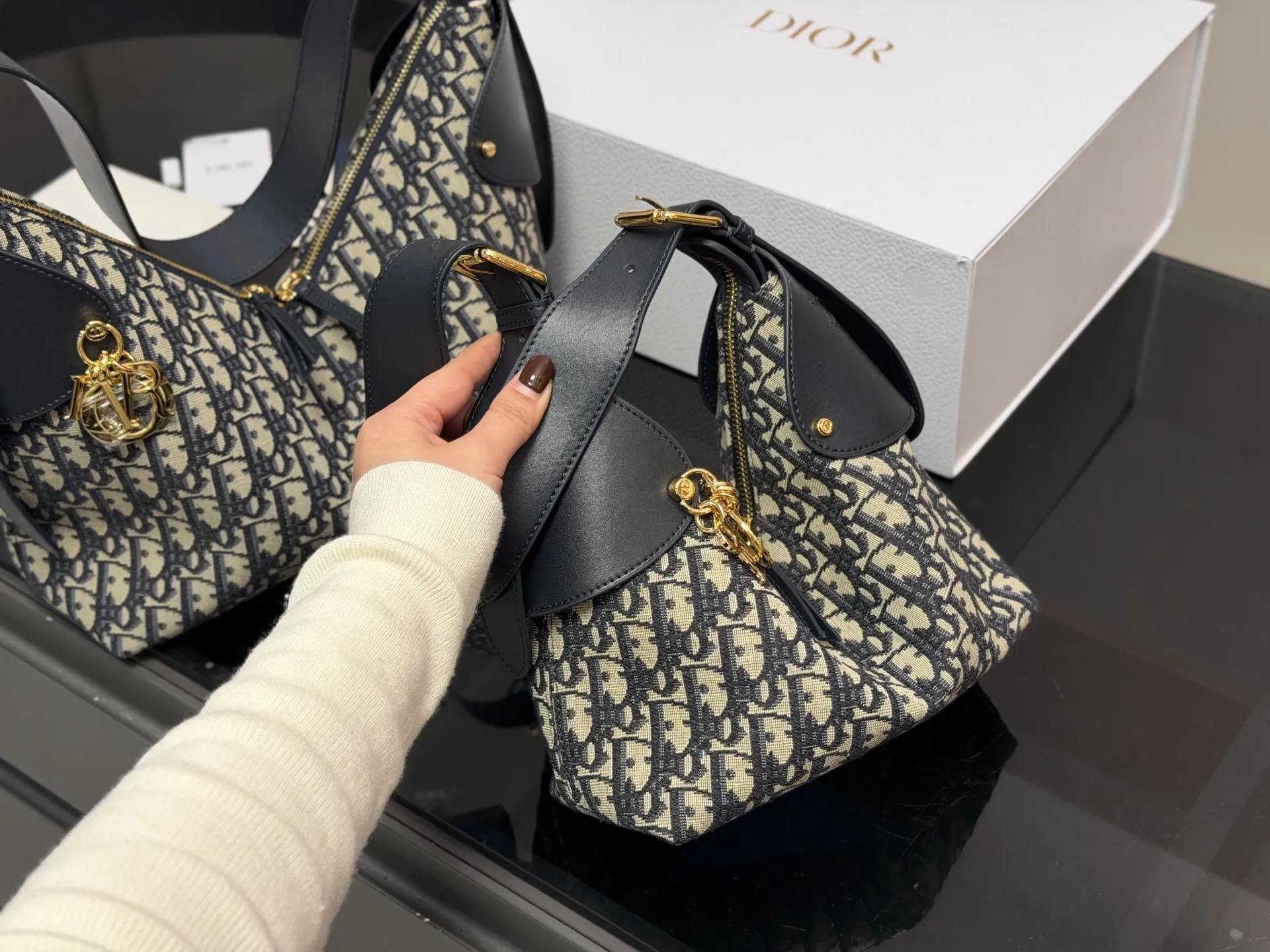 &yen;210 &yen;215 配盒 size：21*15cm（小号） 28*20cm（大号） 迪奥VOYAGE carryall 牛皮品质哦！ 超轻大容量V型轮廓立挺又利落! 新包Voyage太酷辣!