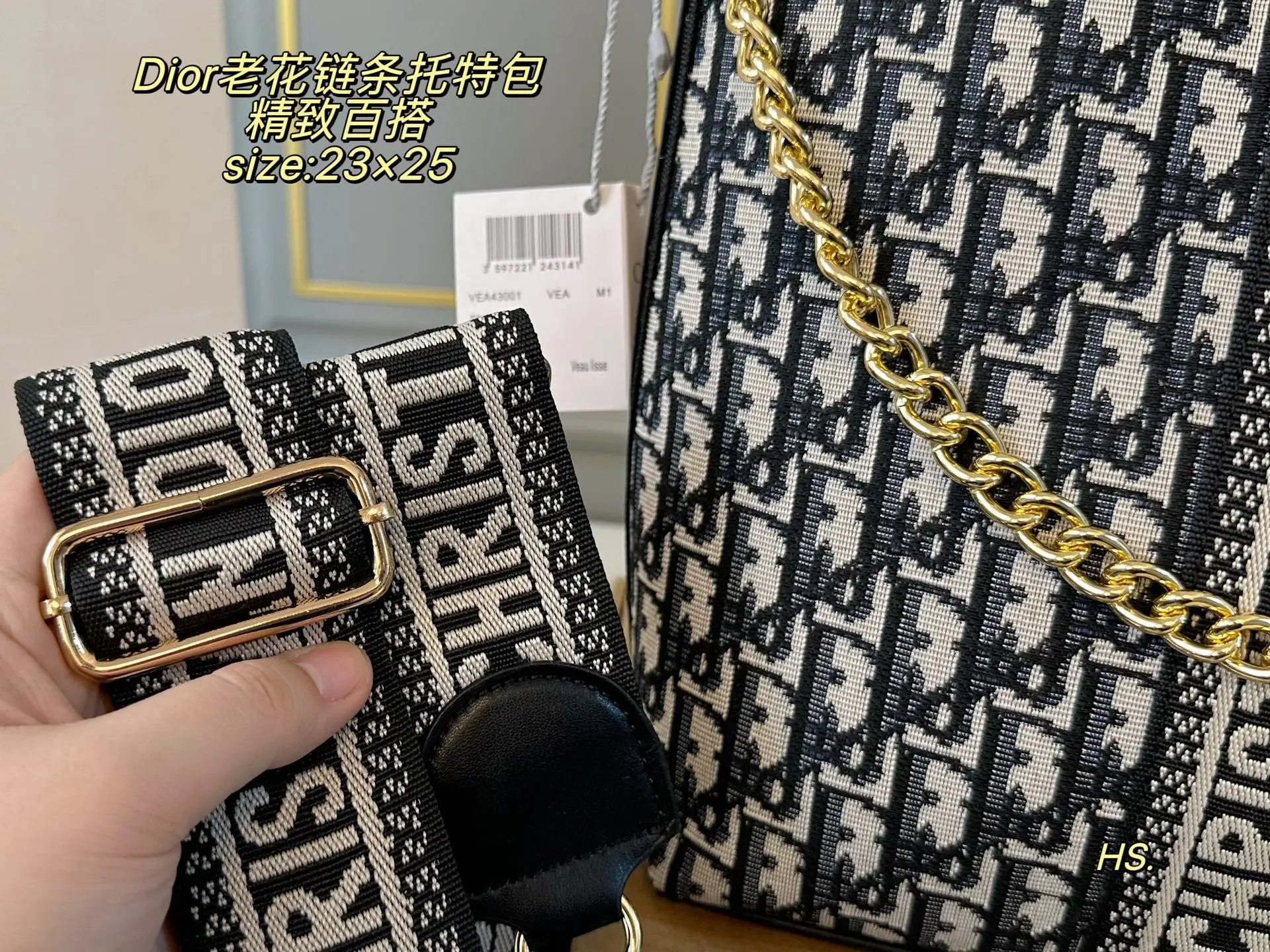 P115（无盒） size：23&times;25 DIOR迪奥新款老花链条托特包❤️ 全面包身布满精致刺绣～ 立体的全刺绣具有纹理感～ 配织物宽肩带，可斜挎可手提 空间超可，满足日常出行‼️