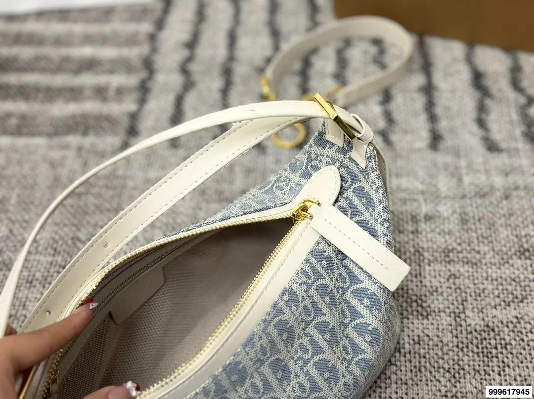 P215 配礼盒。 迪奥旅行包 被 Dior新款流浪包美到失语!背出去,谁还看路啊!时尚圈顶流Dior新款流浪包,把高级感狠狠拿捏住了,背上秒变街拍女王。 富家千金同款Dior新款流浪包,一眼万年,背着它,你就是人群焦点尺寸:25 13