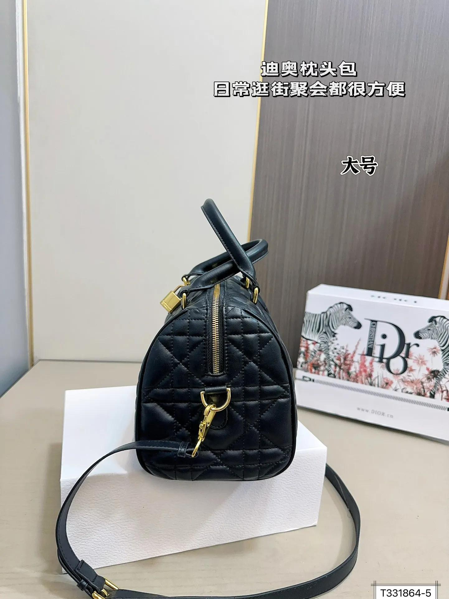 💰180/175 全套包装 迪奥枕头 时尚达人的心头好枕头包大家都知道 能装，耐造~ 最近最火热度最高的一定是dior groove当之无愧了吧! 推荐五颗日常出门容量绰绰有余! 尺寸：25 20/20 15