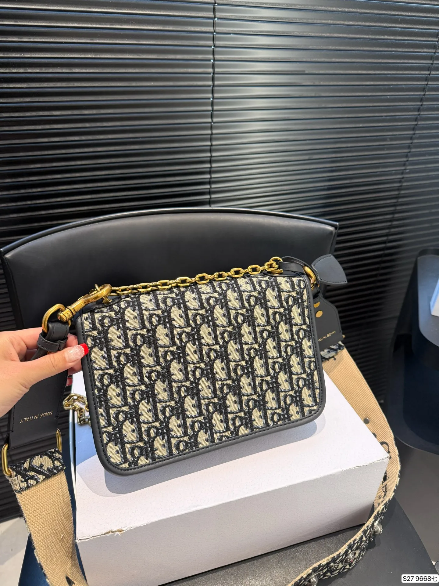 P185 配折叠盒子 迪奥马鞍包信封包链条包 简约大气风格 更加轻盈 可轻松驾驭各种风格 尺寸24 17 货号9668