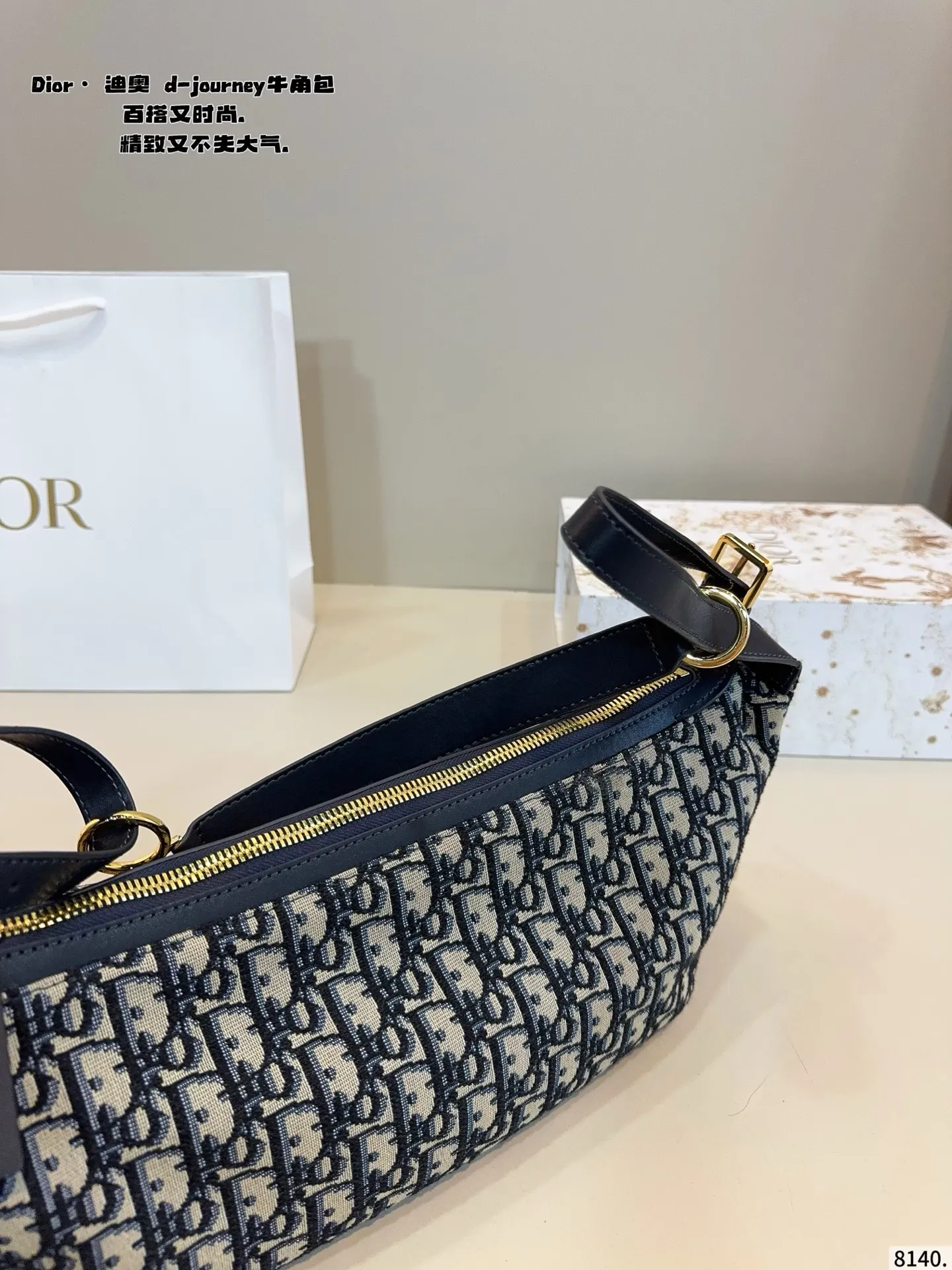 p220p215配礼盒🎁. 迪奥 dior Wander lust新款腋下包 方正的设计，复古的质感 藏蓝色老花作为Dior经典的颜色，搭配任何风格的衣服都毫无压力，四季皆宜。 既能满足日常出门逛街的容量，也可满足通勤上班的需要，时尚与实用兼具，材质耐磨又耐脏。尺寸：30*15*18/25*12*15cm