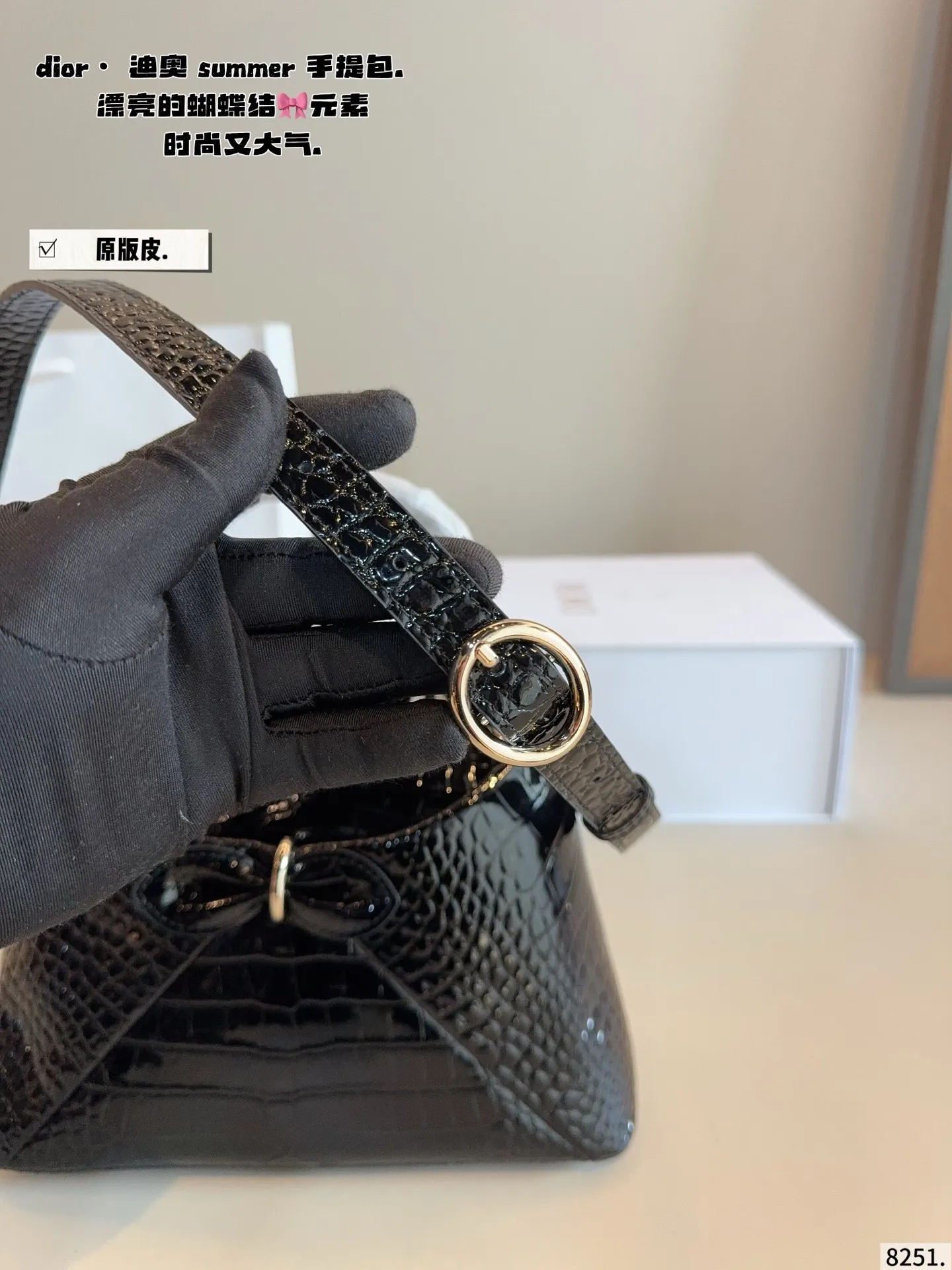 p275配礼盒🎁. Dior summer 26秀场直击📸 秀场直击新款包包👛 漂亮的蝴蝶结🎀元素 Anderson 的迪奥首秀赢了 容量非常可,日常通勤都没问题 可咸可甜 质感满分 工艺非常讲究 细节立体感拉满尺寸:25*10*18cm