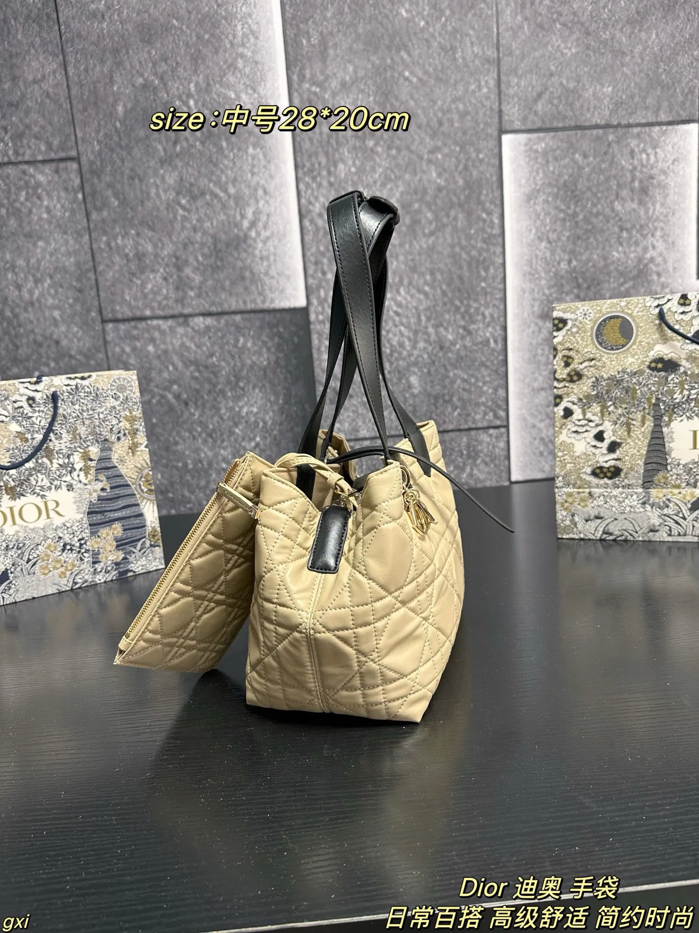 大号P170 中号P160 小号P150 Dior 迪奥 手袋 这款Dior Toujours 手袋发布秀精彩亮相,休闲实用的设计别具一格.采用白色牛皮革精心制作,饰以超大藤格纹缉面线,宽敞的内部隔层搭配小袋,可整齐收纳各种日常用品,另有CD Lock 字母D旋钮式开合,可调节两侧,提升格调.皮革手柄带有可调节细节细节,可轻松手提. CD Lock和系带开合 DIOR吊饰 可拆卸内部小袋 可调节皮革手柄 大号尺寸：37*27cm 中号尺寸：28*20cm 小号尺寸：23*15cm