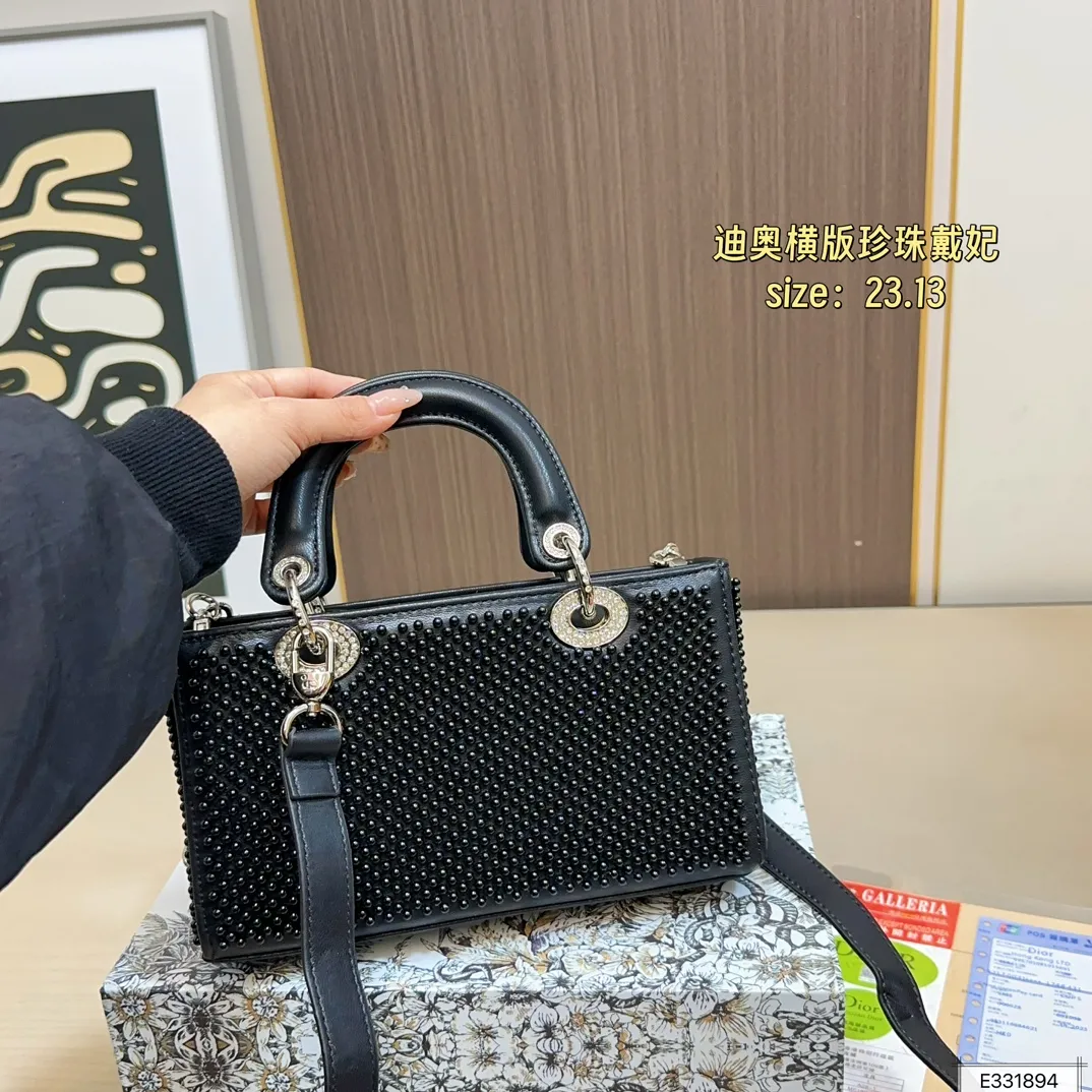 💰210 配折叠盒⚠️尺寸23.13 迪奥 珍珠横版戴妃包 DIOR 这款包不仅优雅，还加入了铆钉设计，瞬间变得个性十足，真是不得了！ 艺术感满满！打破娇贵形象的设计，甜美又酷炫，简直绝了！