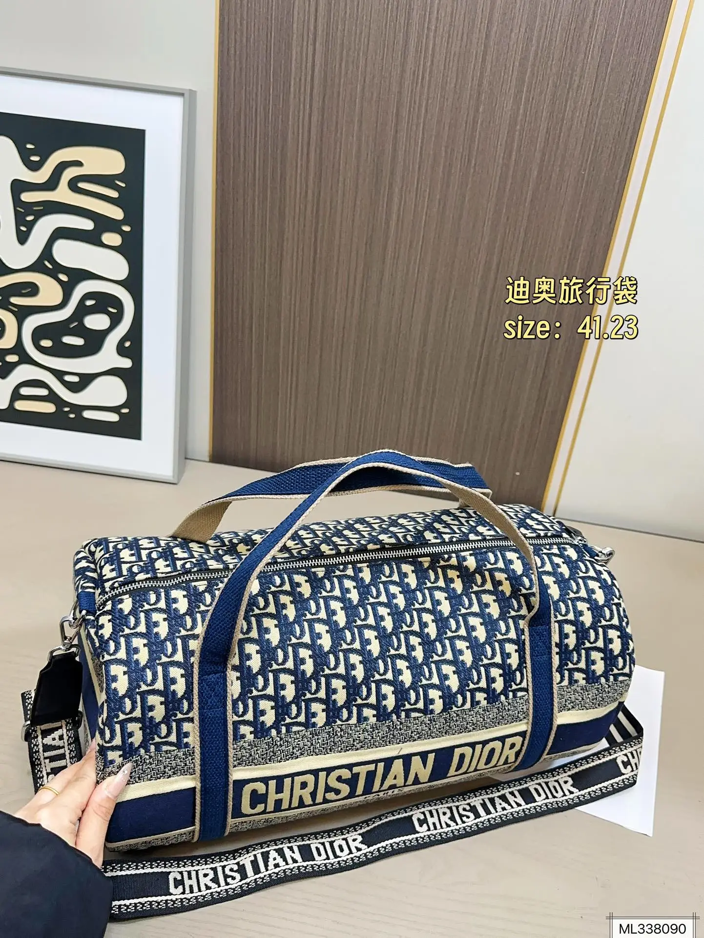 💰105 尺寸41.23 Dior迪奥oblique老花旅行袋这谁看不迷糊啊 容量巨无霸了 超级能装 可做健身包 露营包 如果遇到小长假 简直就是刚需 包本身自重轻 男女生都可以提的款 帅气好搭配 耐用又耐看还经典
