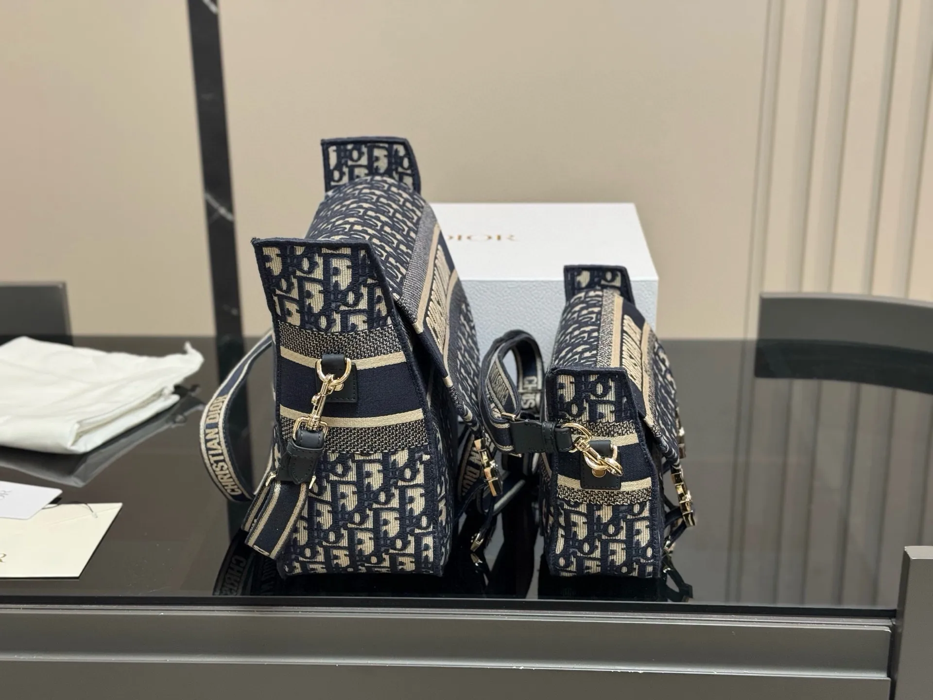 ¥235 ¥275 配盒(升级版) size:23*16cm(小) 29*27cm(大) 迪奥 camp小号邮差 真的太好看了! 自重很轻!超级好看! 男女均🉑️! 搜索🔍Dior(迪奥)邮差包