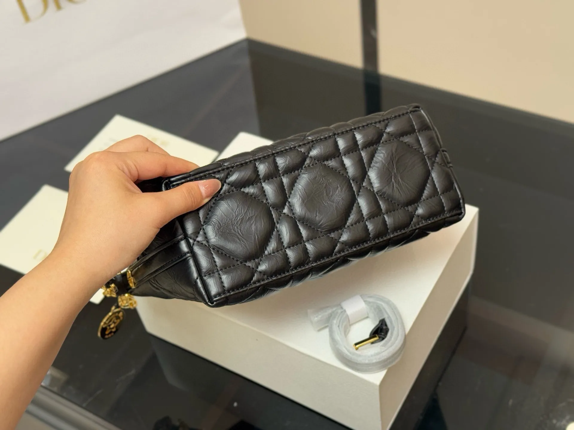 ¥215 配折叠盒 迪奥DIOR 便当包 ✅迪奥顶级原单 经典又高级 尺寸:22.14cm 很有质感 可盐可甜 上身绝美 无可比拟 是每个追求漂亮的女孩必入单品