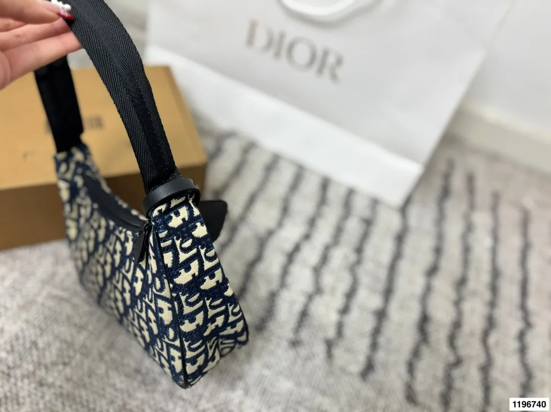 p90 Dior迪奥腋下包 永恒经典 轻便时尚 潮人必备 不仅能够预测时尚趋势,更能够引领时尚潮流 尺寸 22.7.13