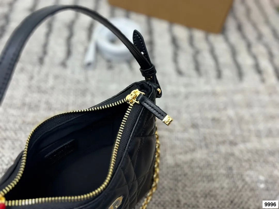 皮p220 布p210 配礼盒 这款 Miss Caro迪奥之爱迷你链条手袋是二零二五秋冬成衣系列新品，时尚现代而不失实用功能。采用奶白色羊皮革精心制作，饰以超大藤格纹缉面线，搭配正面复古金色饰面金属CD标志和一个拉链隔层，可收纳各种日常用品。百搭款式，搭配可调节、可拆卸的皮革肩带和顶部手柄，另带有可拆卸链条，可肩背或斜挎，是日常或晚装造型的理想之选。尺寸20.13