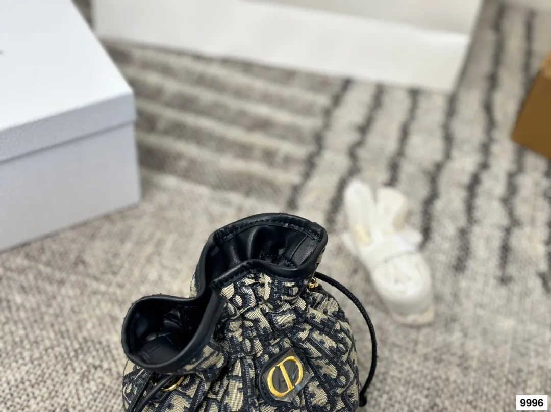 皮p255 布p235配盒 size：17*18cm 迪奥新款小水桶来啦~ 一见发财！ 小福袋的新背法!腋下真的绝了