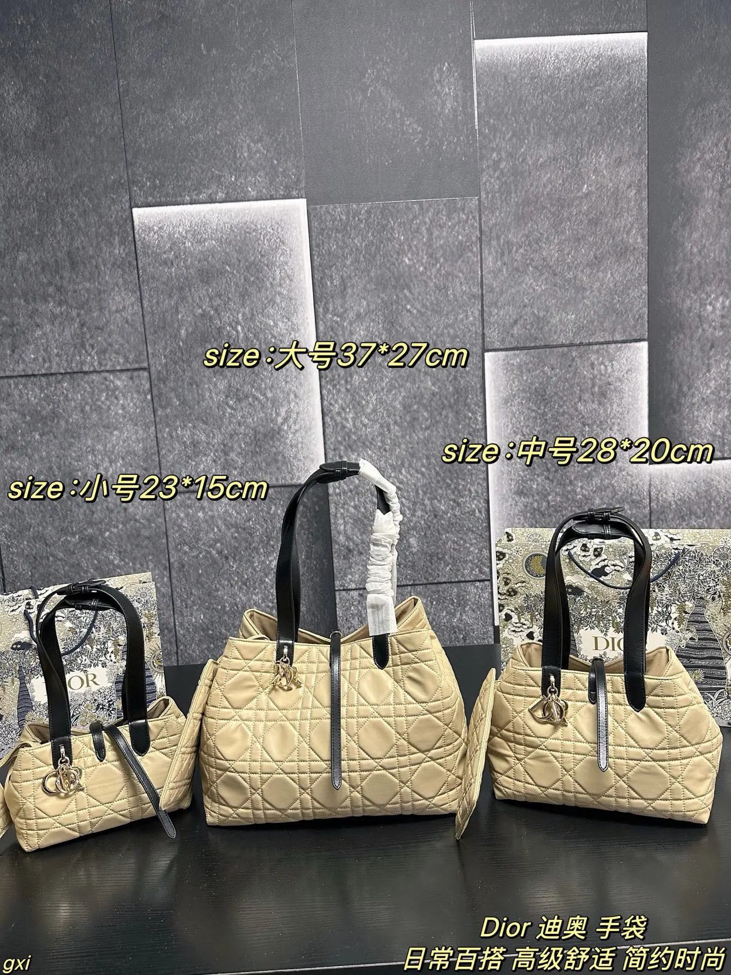 大号P170 中号P160 小号P150 Dior 迪奥 手袋 这款Dior Toujours 手袋发布秀精彩亮相,休闲实用的设计别具一格.采用白色牛皮革精心制作,饰以超大藤格纹缉面线,宽敞的内部隔层搭配小袋,可整齐收纳各种日常用品,另有CD Lock 字母D旋钮式开合,可调节两侧,提升格调.皮革手柄带有可调节细节细节,可轻松手提. CD Lock和系带开合 DIOR吊饰 可拆卸内部小袋 可调节皮革手柄 大号尺寸:37*27cm 中号尺寸:28*20cm 小号尺寸:23*15cm