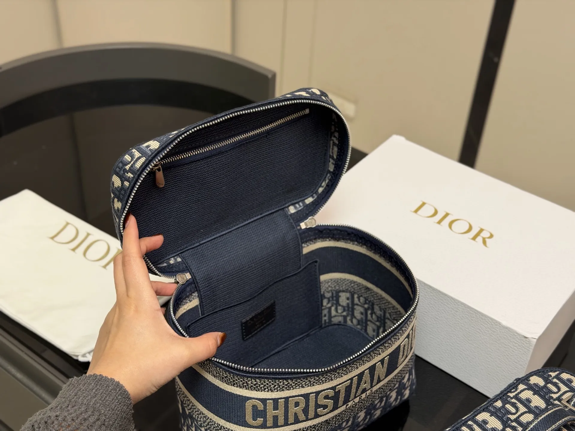 大号¥220 小号¥230 配折叠盒 size:24*18cm 19*15cm 迪奥 刺绣化妆包 原单 第一眼就沦陷,小号配长肩带 圆圆的包身太讨喜