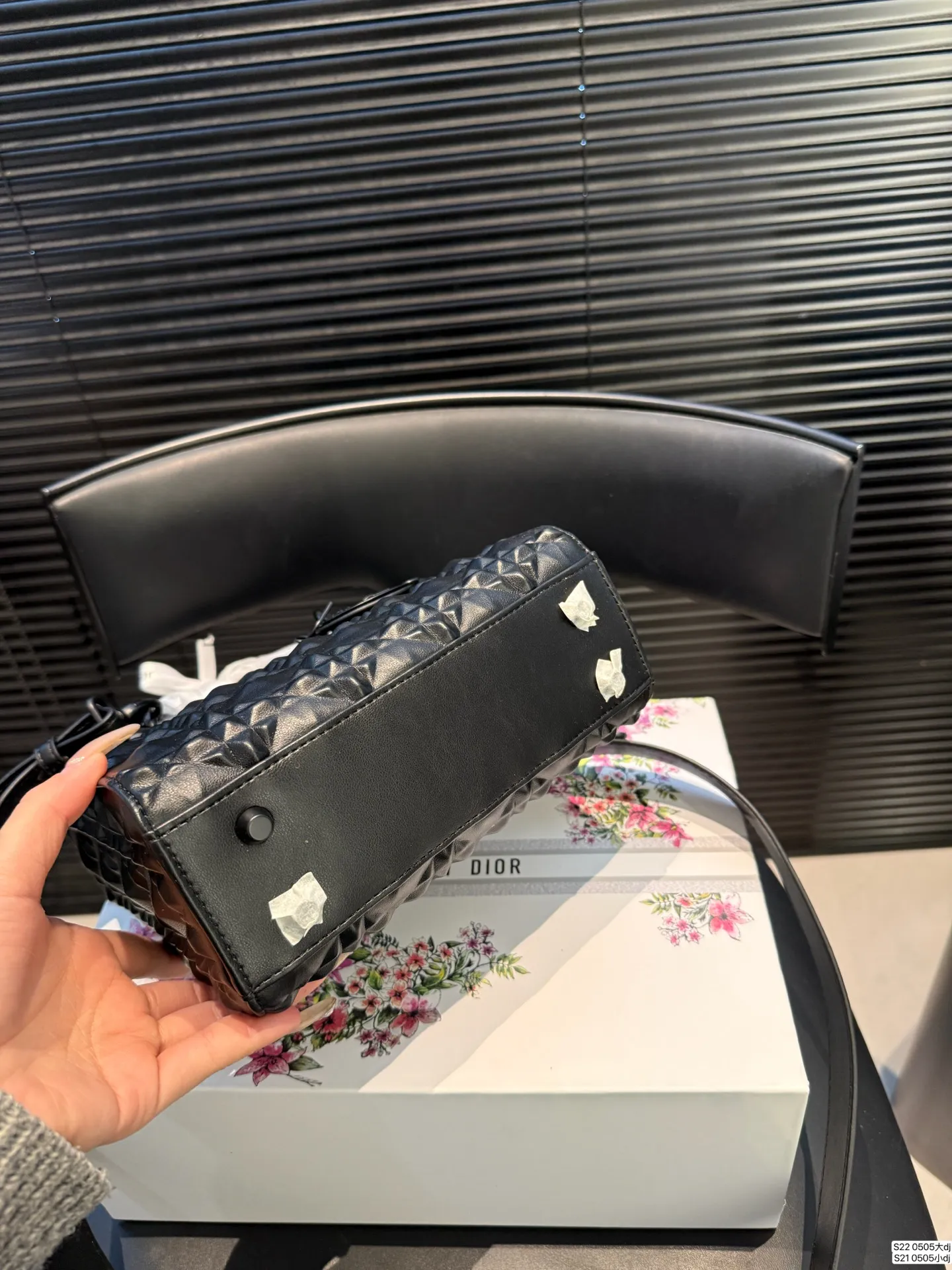 大号P160 小号P155 配折叠盒子 迪奥戴妃包 sDior戴妃包太好看了吧! 优雅指数拉满 搭配简洁风格的衣服整个人气质就上来了 而且容量完全可以满足日常要求 日常聚会逛街都很方便~ 尺寸:大20 18 小16 14 货号0505