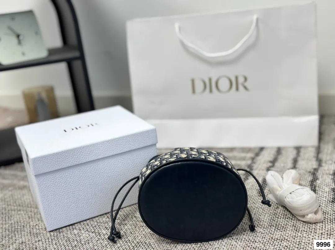 皮p255 布p235配盒 size：17*18cm 迪奥新款小水桶来啦~ 一见发财！ 小福袋的新背法!腋下真的绝了