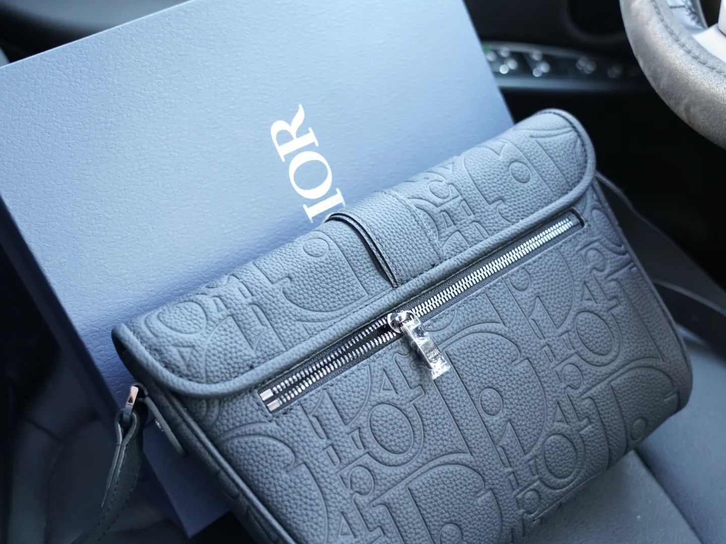 P230🇫🇷 Dior 迪奥 官网同步 高版本 斜挎单肩背包 永恒不过时的标志性产品 纯原单牛皮 顶级五金制作 非市面普通版本 今年最爱的款式 全部实拍 实用性非常高 完全不用担心穿搭 配全套包装折叠盒 【规格:25x20x8】