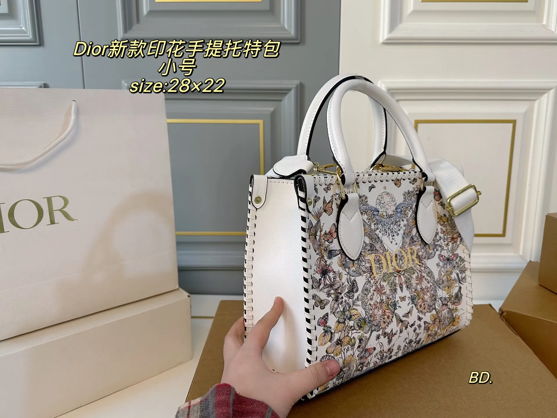 P180小号(无盒) size:28×22小号 DIOR迪奥新款印花手提托特包❤️ 皮线包边新款超级百搭托特包 旅行 妈咪包选它超实用~ 复古又精致,看不腻的美貌 轻便实用,上班族的通勤包‼️