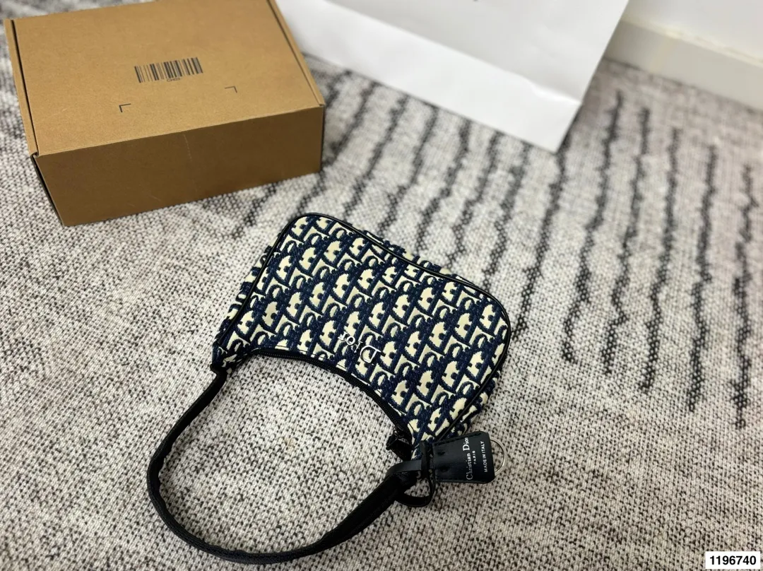 p90 Dior迪奥腋下包 永恒经典 轻便时尚 潮人必备 不仅能够预测时尚趋势，更能够引领时尚潮流 尺寸 22.7.13
