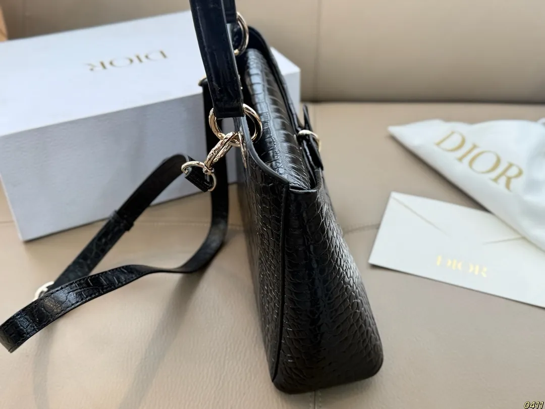 &yen;300折叠盒 迪奥 Dior 2026春夏蝴蝶结手提包 质感细腻又耐用。正面立体蝴蝶结设计，优雅又俏皮，梯形包型容量适中，通勤休闲都很OK。顶部硬质手柄＋可调节肩带，手提斜挎随心切换。 整体简约精致，法式浪漫氛围感拉满，是2026春夏系列超亮眼单品！尺寸28*19.5