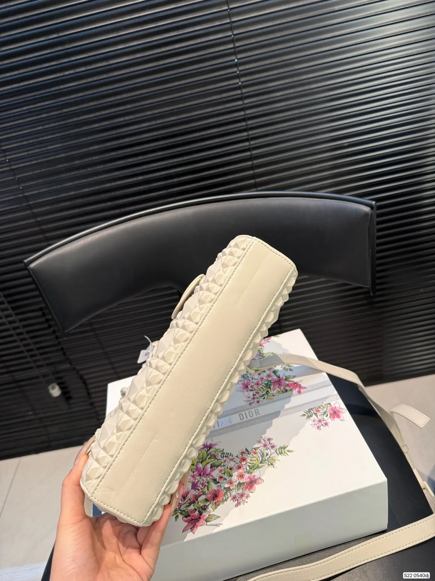 P160 配折叠盒子 迪奥横版戴妃包 sDior戴妃包太好看了吧！ 优雅指数拉满 搭配简洁风格的衣服整个人气质就上来了 而且容量完全可以满足日常要求 日常聚会逛街都很方便~ 尺寸：26 14 货号 0540