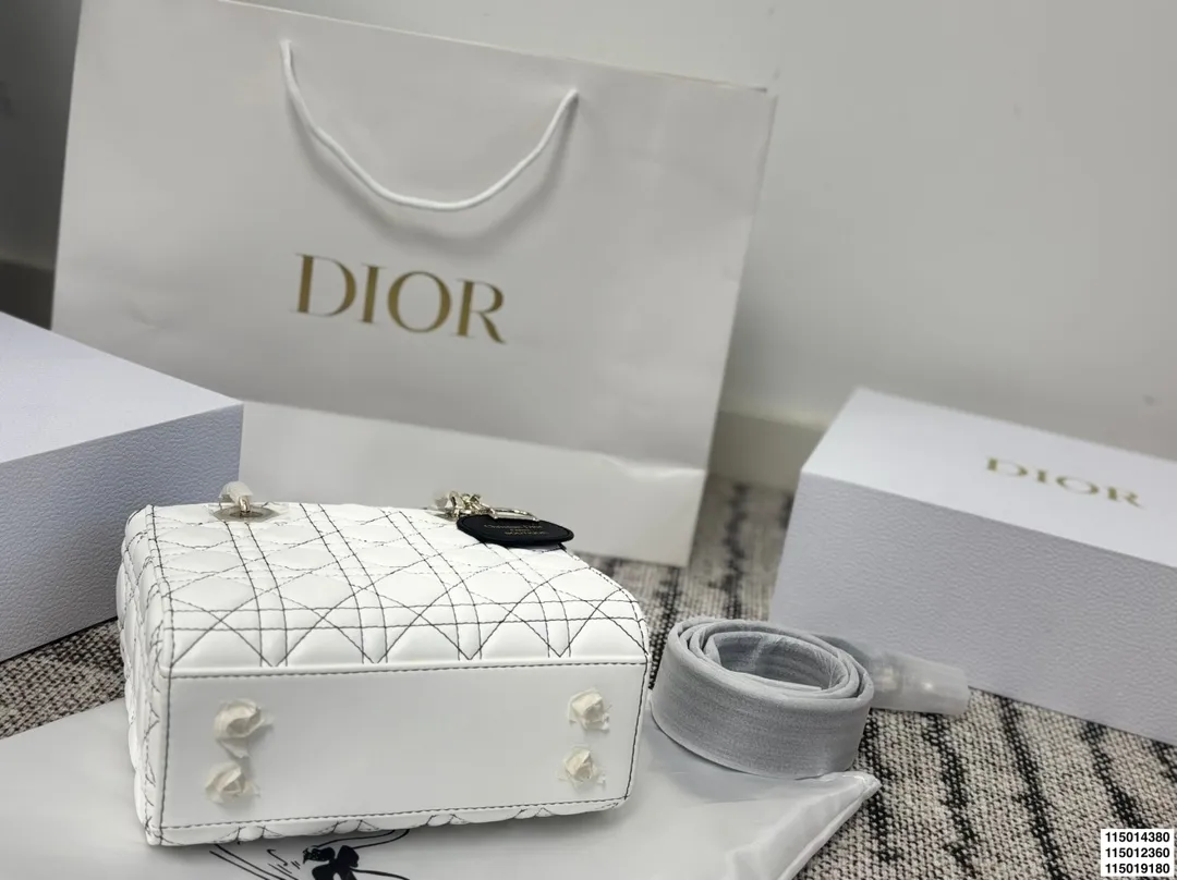 p150p150p130配折叠盒 迪奥戴妃包 Dior戴妃包太好看了吧！ 优雅指数拉满 搭配简洁风格的衣服整个人气质就上来了 而且容量完全可以满足日常要求 日常聚会逛街都很方便~ 尺寸20.17/18.15/15.12