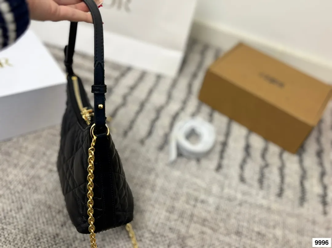 皮p220 布p210 配礼盒 这款 Miss Caro迪奥之爱迷你链条手袋是二零二五秋冬成衣系列新品，时尚现代而不失实用功能。采用奶白色羊皮革精心制作，饰以超大藤格纹缉面线，搭配正面复古金色饰面金属CD标志和一个拉链隔层，可收纳各种日常用品。百搭款式，搭配可调节、可拆卸的皮革肩带和顶部手柄，另带有可拆卸链条，可肩背或斜挎，是日常或晚装造型的理想之选。尺寸20.13