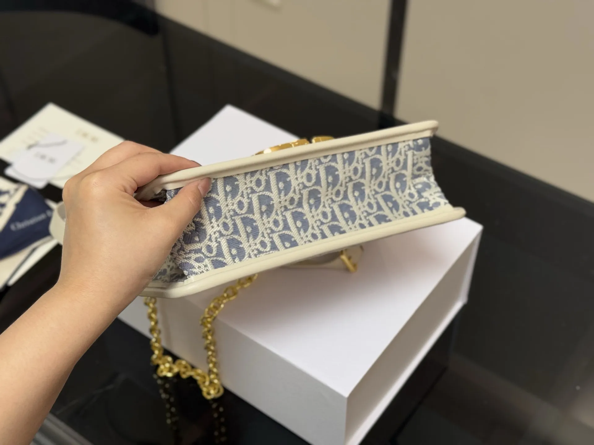 &yen;165 &yen;160 配折叠盒 size：24*20cm 21*15cm 迪奥 蒙田30 刚刚出的现货！ 老花也太好看啦！ 温柔很适合🈴️四季！