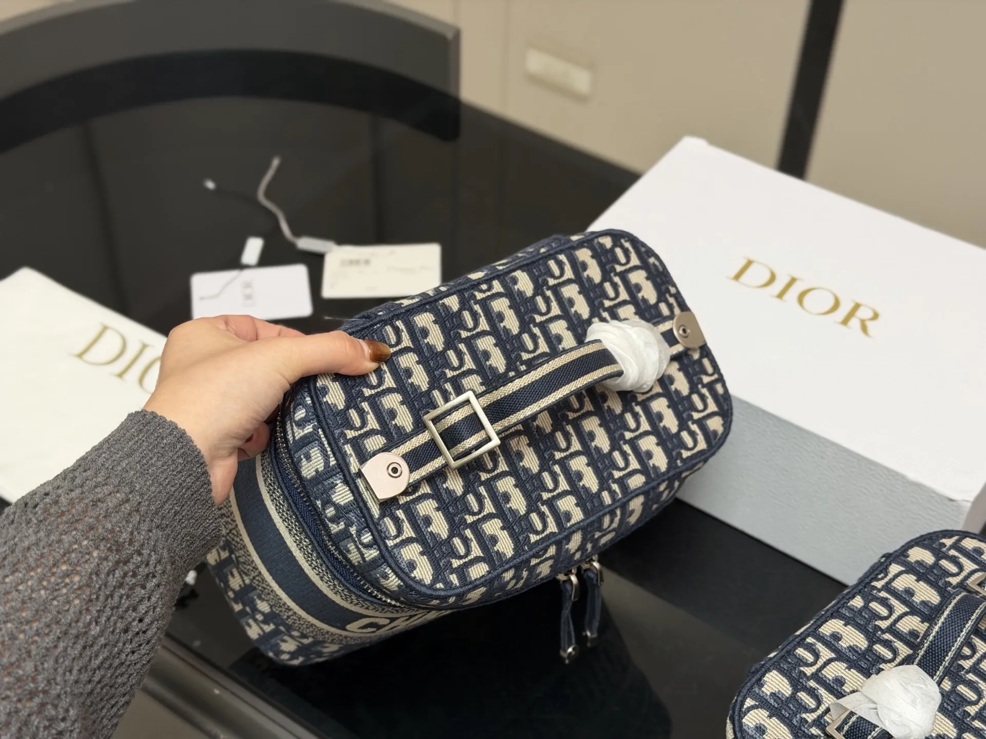 大号¥220 小号¥230 配折叠盒 size:24*18cm 19*15cm 迪奥 刺绣化妆包 原单 第一眼就沦陷,小号配长肩带 圆圆的包身太讨喜