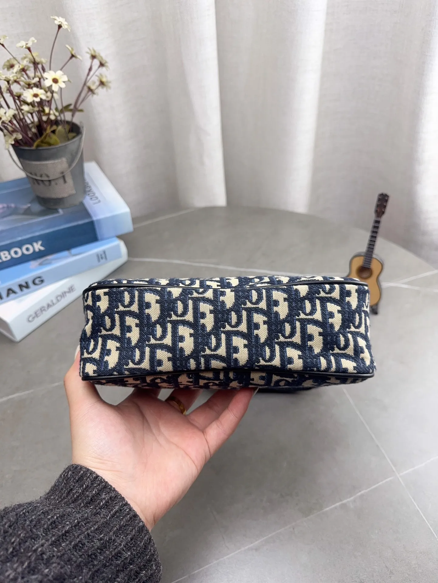 配礼盒包装 DIOR 法棍包 hobo腋下包 迪奥新款全网首发全新上市 这款相比之前的hono带子会更长单肩斜挎更方便啦 最主要没金属链那么重- -万多的迪奥小包很香~ 尺寸22*12cm p85