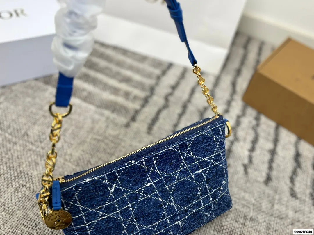 P180 礼盒🎁 size: 22.14 迪奥 Dior star Hobo 饭盒包 轻松演绎复古时髦 包型挺阔,简约而不简单不需要过多的装饰,日常搭配西装和T恤,就能将高级感体现的淋漓尽致!