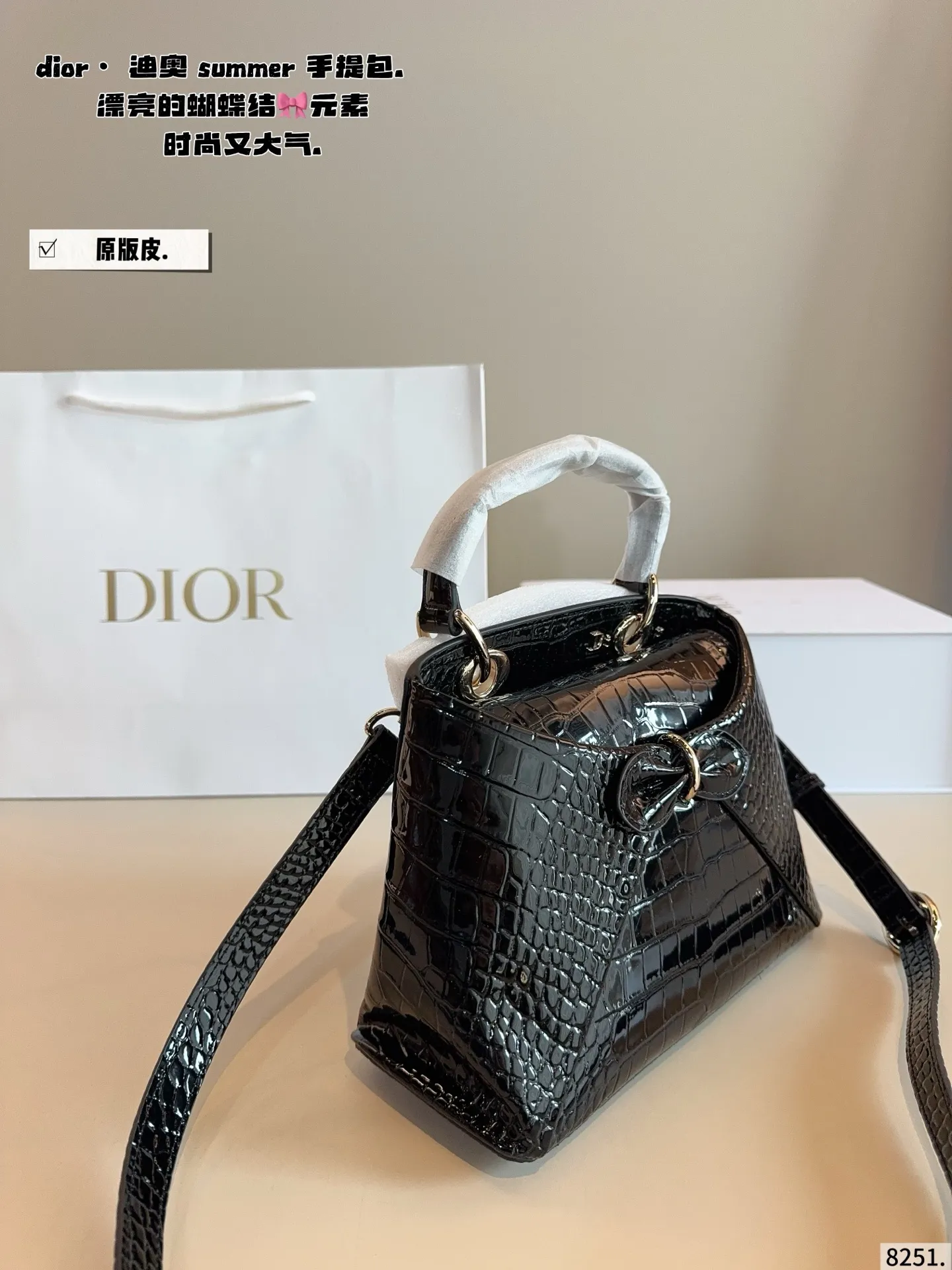 p275配礼盒🎁. Dior summer 26秀场直击📸 秀场直击新款包包👛 漂亮的蝴蝶结🎀元素 Anderson 的迪奥首秀赢了 容量非常可，日常通勤都没问题 可咸可甜 质感满分 工艺非常讲究 细节立体感拉满尺寸：25*10*18cm