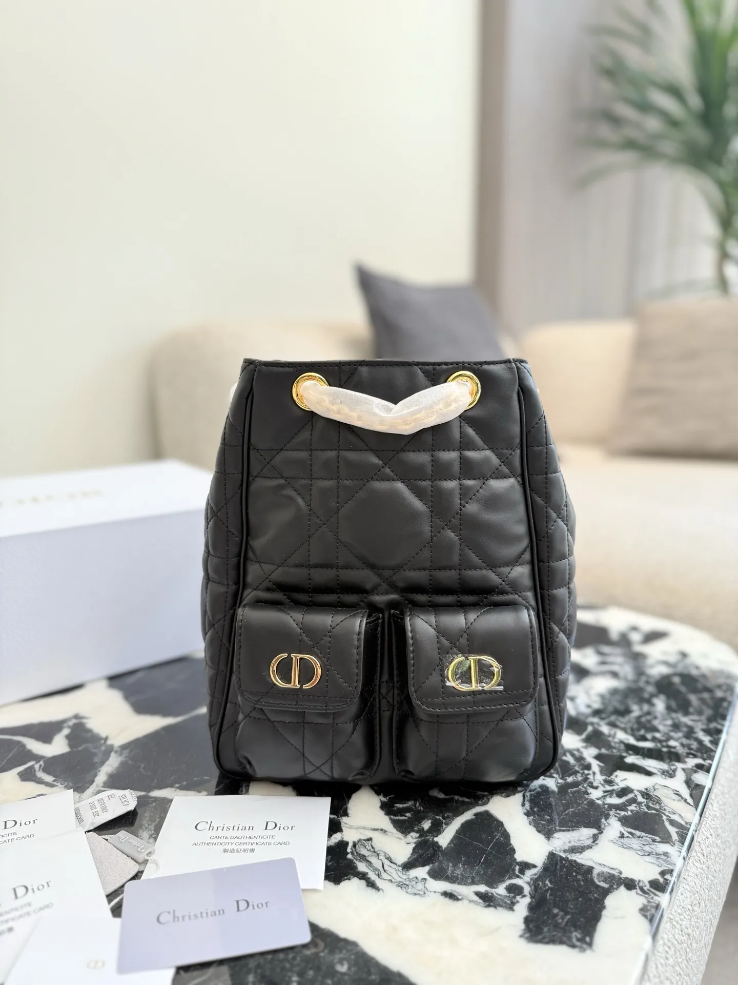 p305 原版牛皮 Dior 这两季的全新包型,从单肩包到双肩包 分别来自 25秋冬、26早春系列 的四款手袋,单肩包、双肩包都挺百搭实用。 只是 Voyage 有点幻视 Givenchy,D-Dream 有点形似香的 25。