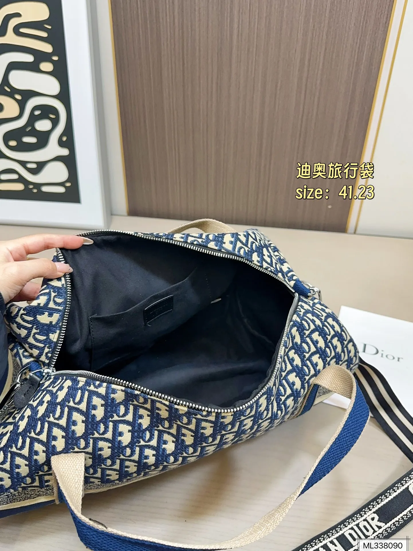 💰105 尺寸41.23 Dior迪奥oblique老花旅行袋这谁看不迷糊啊 容量巨无霸了 超级能装 可做健身包 露营包 如果遇到小长假 简直就是刚需 包本身自重轻 男女生都可以提的款 帅气好搭配 耐用又耐看还经典