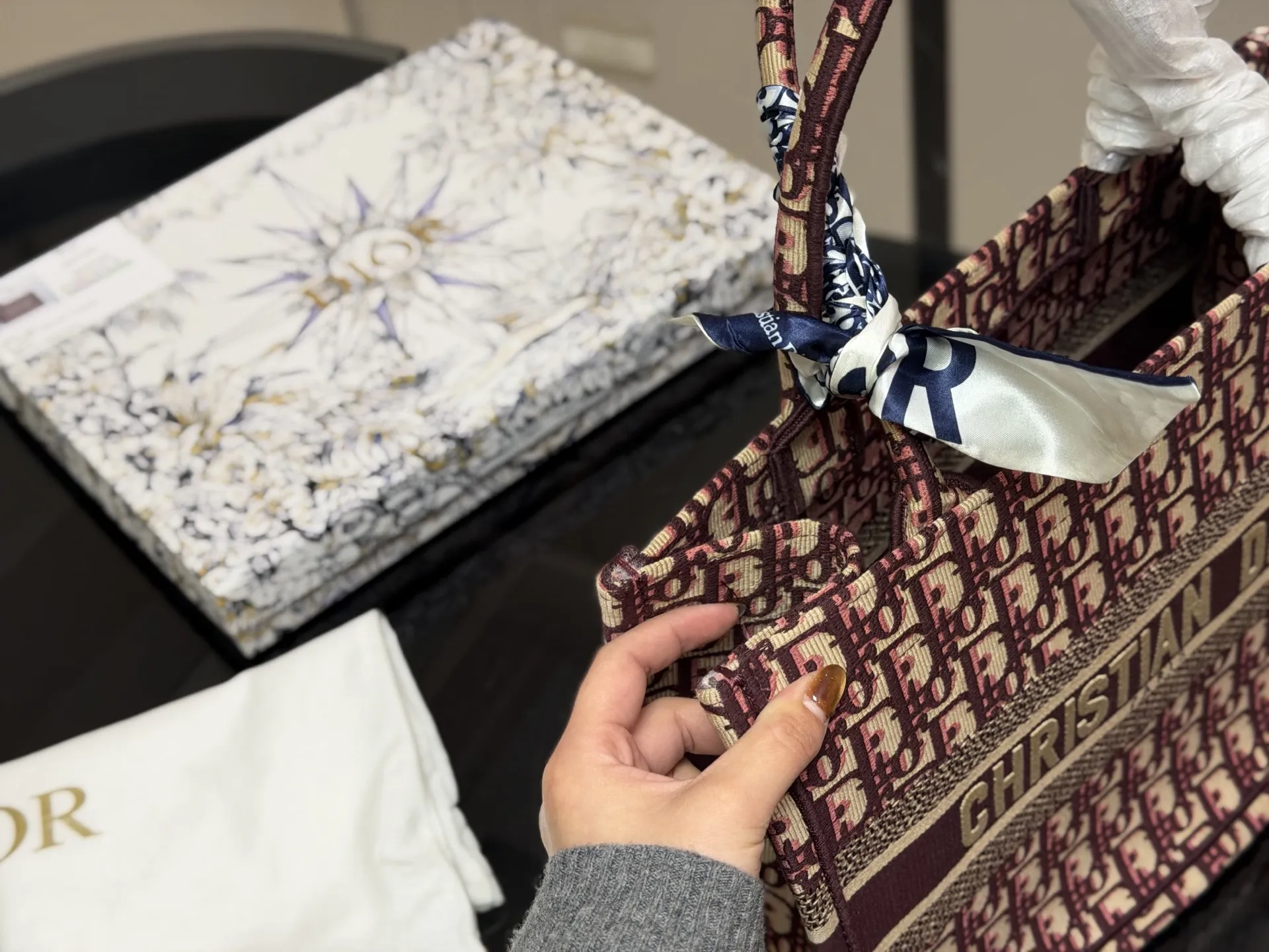 &yen;180 配盒丝巾 Dior 原版布提花 Dior book tote今年最喜欢的一款购物袋 tote我用的次数最多的包 迪奥因为容量超级大 不管什么东西都向里面放 当然凹造型也是必须有 尺寸:中号36cm