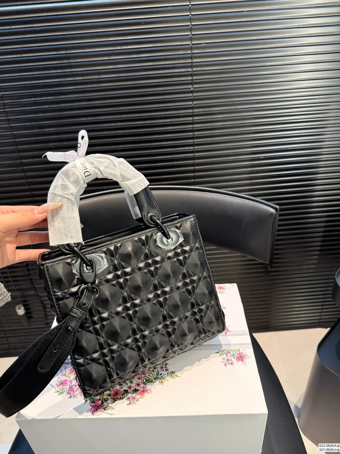 大号P160 小号P155 配折叠盒子 迪奥戴妃包 sDior戴妃包太好看了吧! 优雅指数拉满 搭配简洁风格的衣服整个人气质就上来了 而且容量完全可以满足日常要求 日常聚会逛街都很方便~ 尺寸:大20 18 小16 14 货号0505